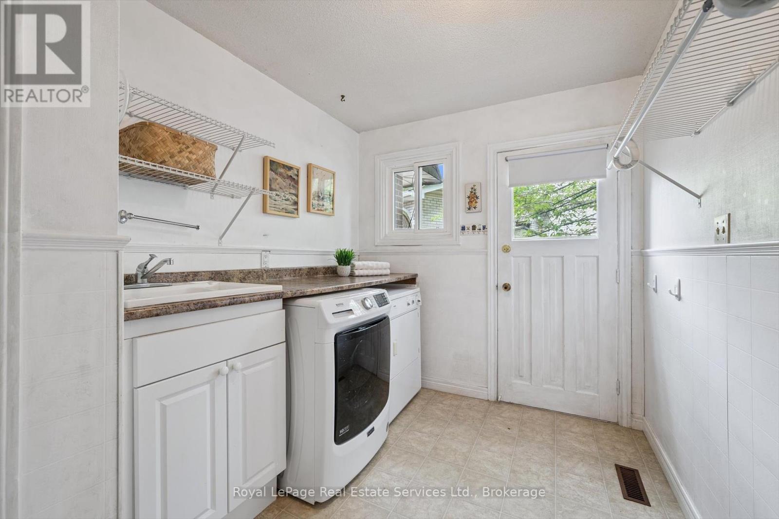 












219 SPRING GARDEN ROAD

,
Oakville (SW Southwest),




Ontario
L6L5H3

