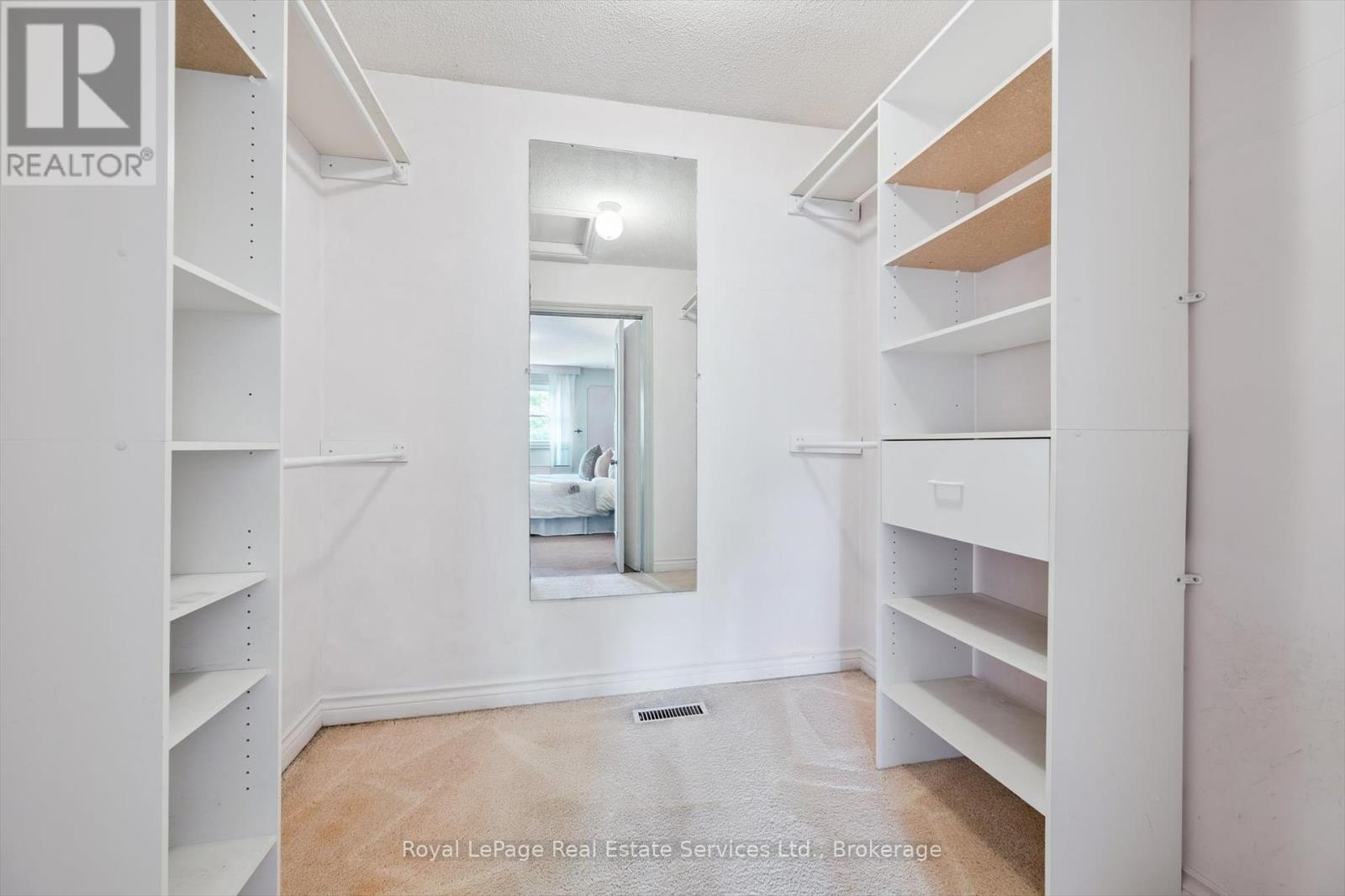 












219 SPRING GARDEN ROAD

,
Oakville (SW Southwest),




Ontario
L6L5H3

