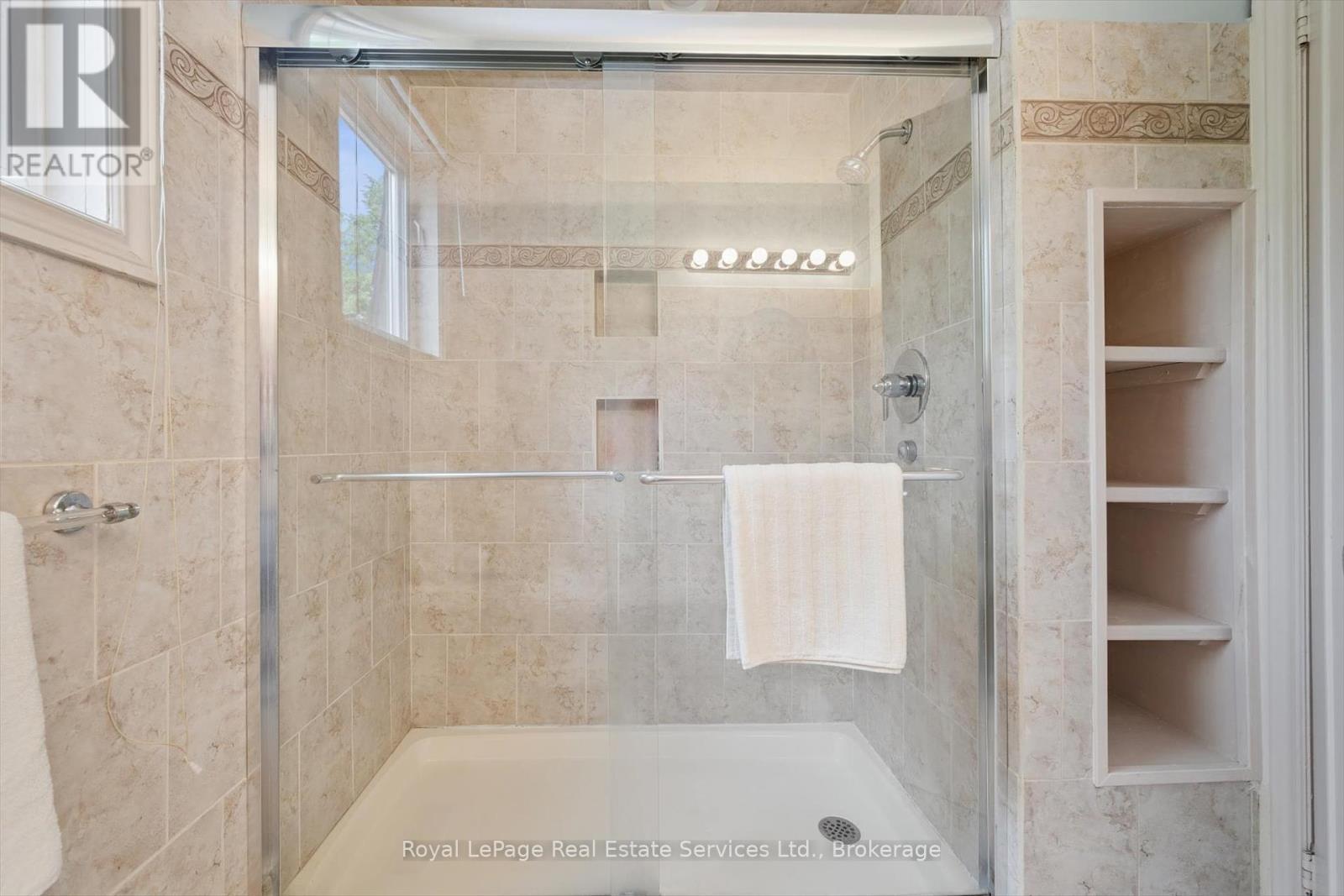 












219 SPRING GARDEN ROAD

,
Oakville (SW Southwest),




Ontario
L6L5H3


