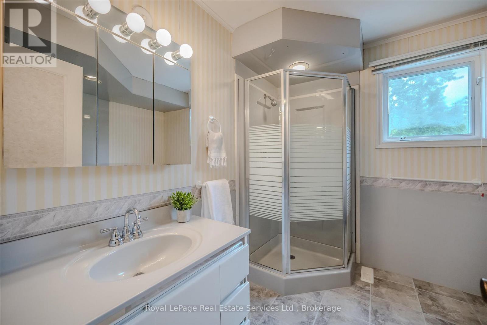 












219 SPRING GARDEN ROAD

,
Oakville (SW Southwest),




Ontario
L6L5H3

