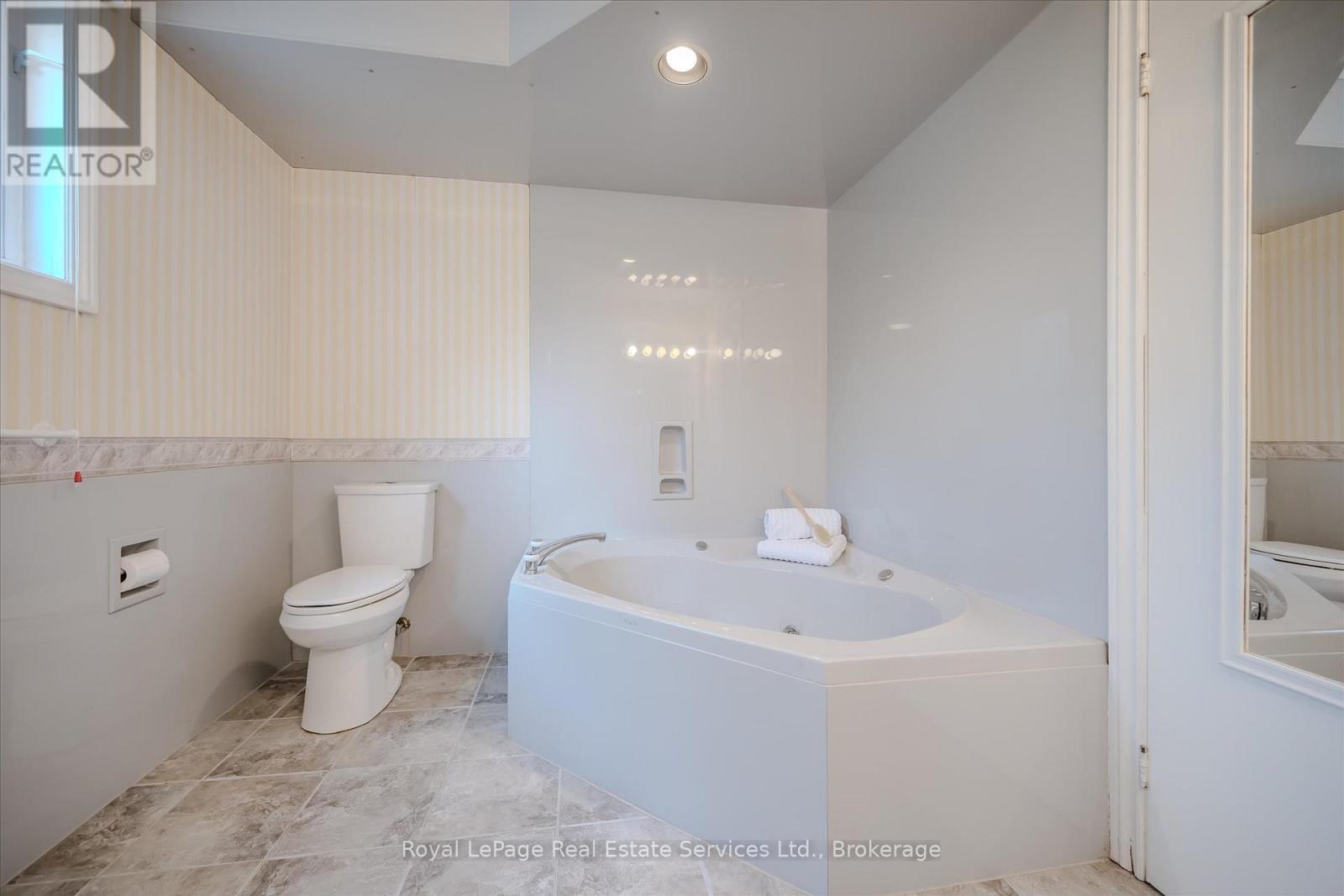 












219 SPRING GARDEN ROAD

,
Oakville (SW Southwest),




Ontario
L6L5H3

