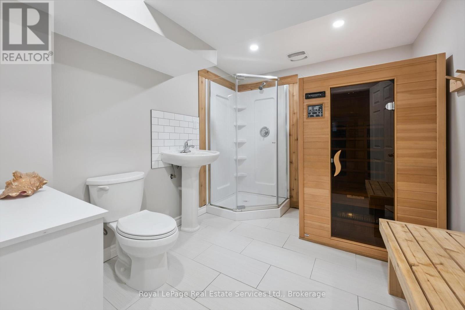 












219 SPRING GARDEN ROAD

,
Oakville (SW Southwest),




Ontario
L6L5H3

