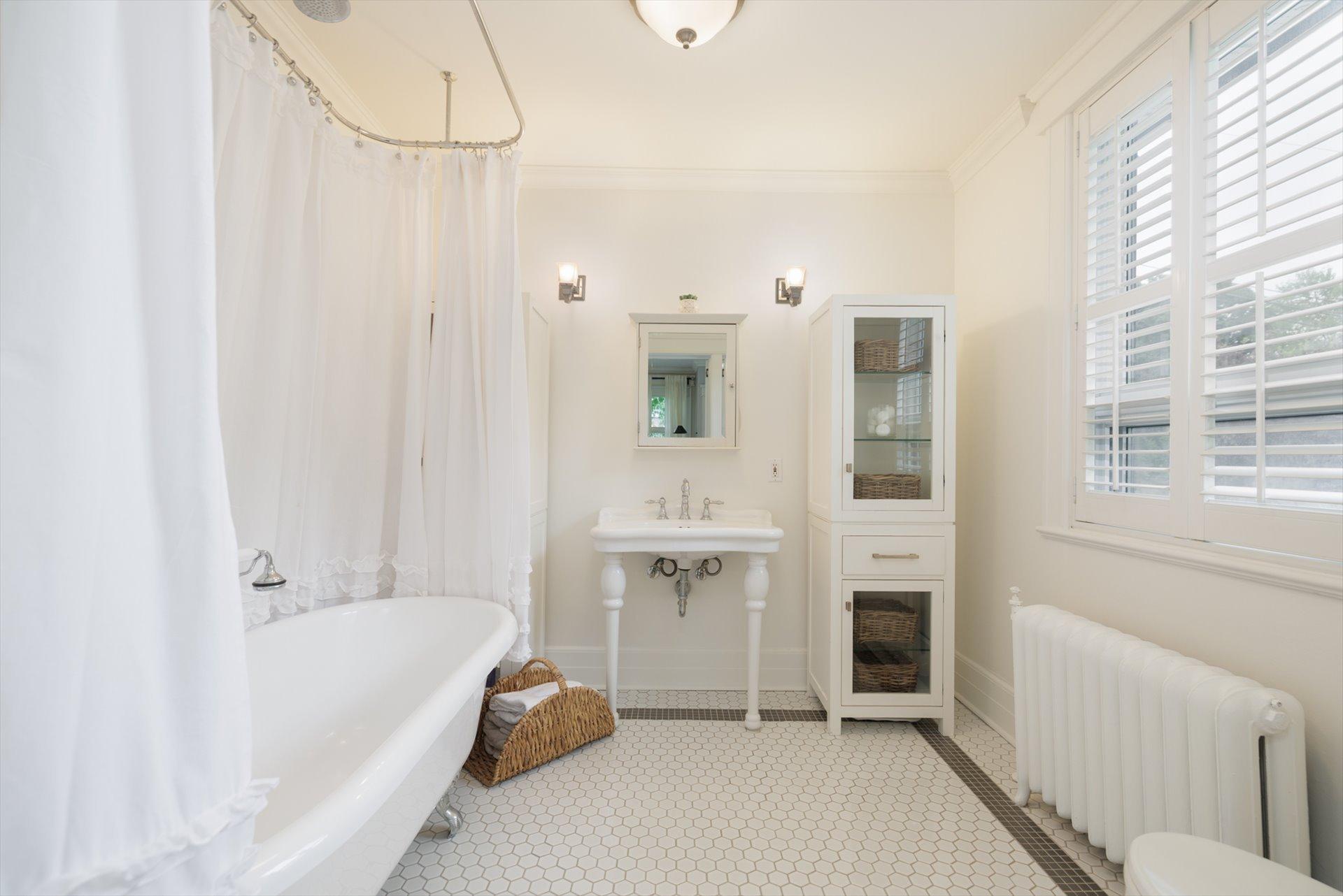 









96


Av. Drayton

,
Pointe-Claire,




QC
H9S4V7

