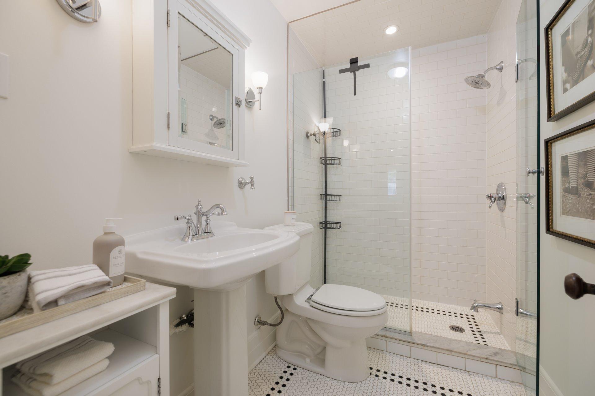 









96


Av. Drayton

,
Pointe-Claire,




QC
H9S4V7

