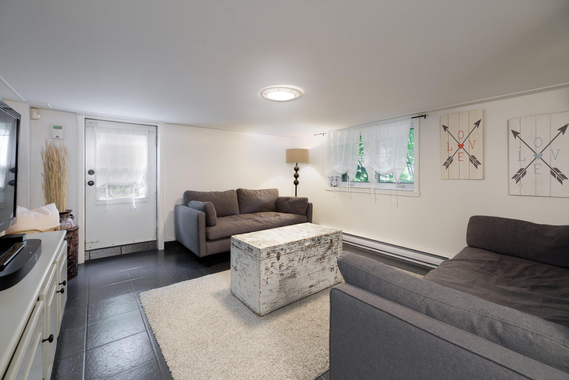 









96


Av. Drayton

,
Pointe-Claire,




QC
H9S4V7

