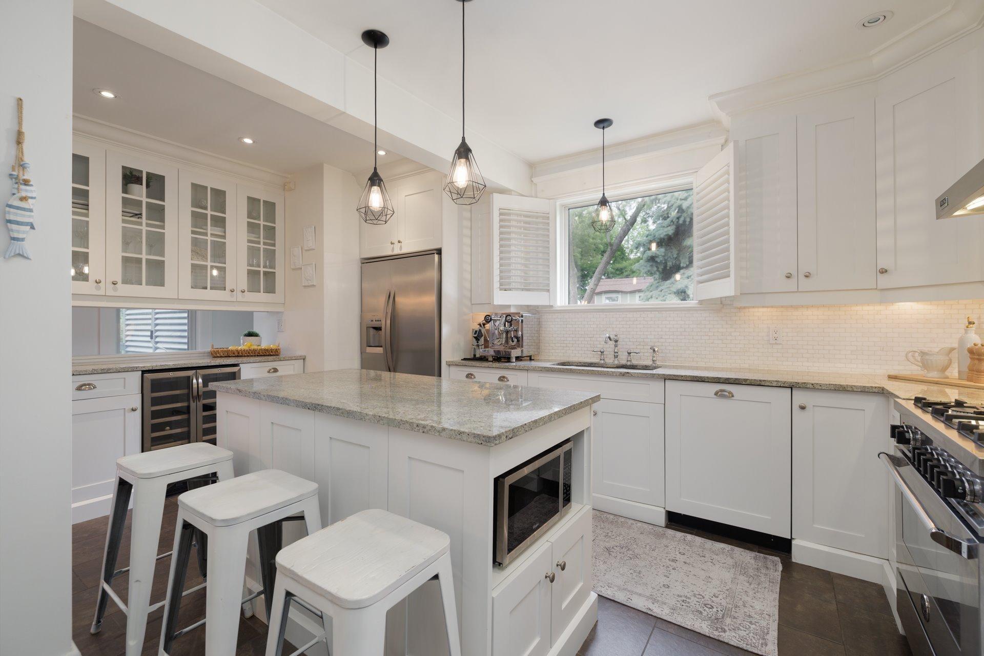 









96


Av. Drayton

,
Pointe-Claire,




QC
H9S4V7

