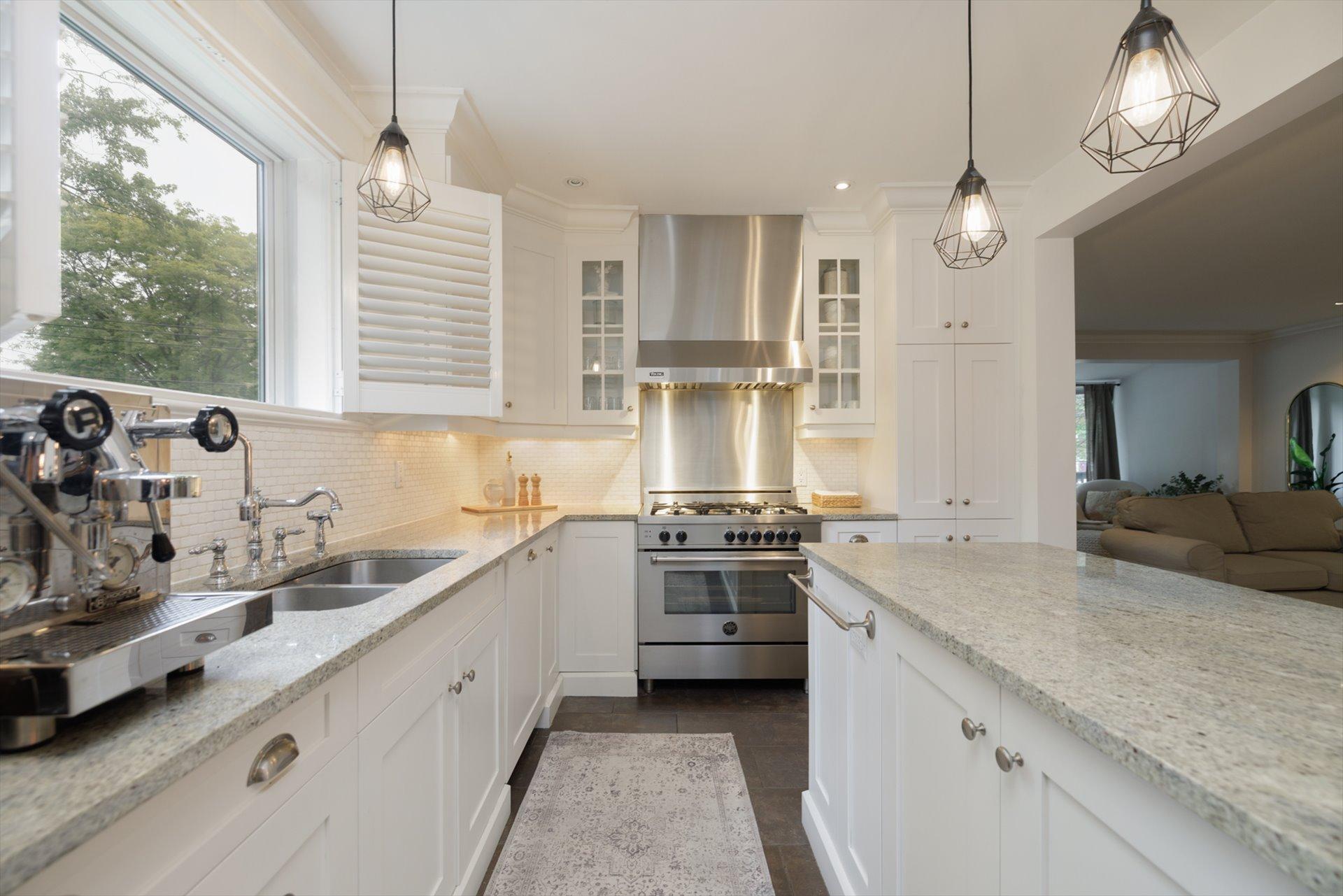 









96


Av. Drayton

,
Pointe-Claire,




QC
H9S4V7

