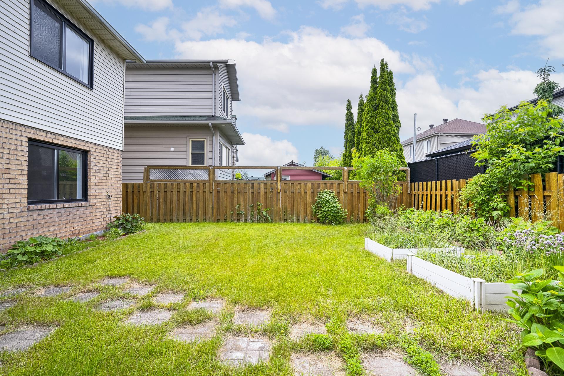 









5647


Rue Auclair

,
Brossard,




QC
J4Z1J4

