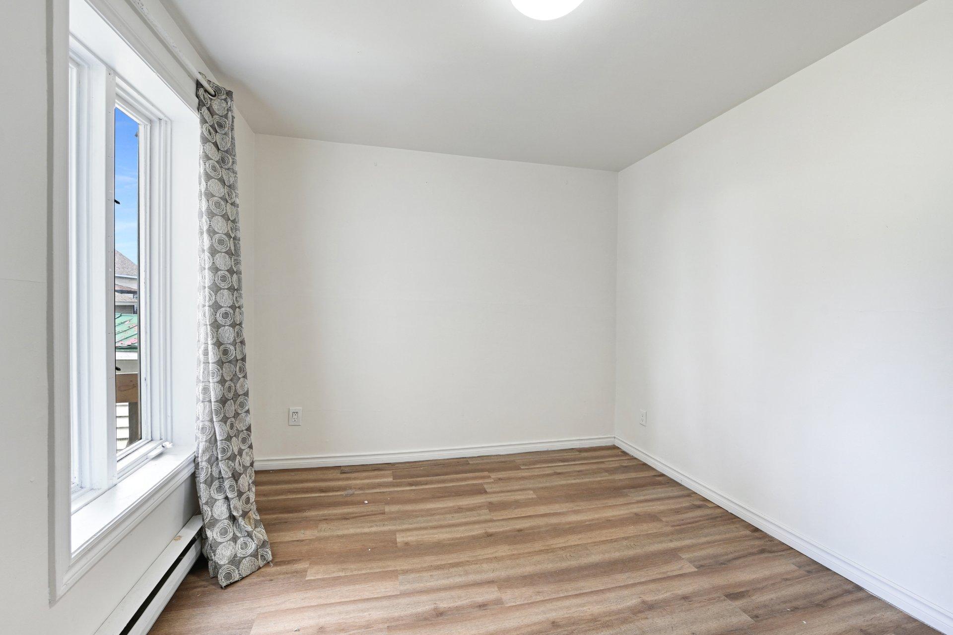 









838


Rue St-Charles

,
Marieville,







QC
J3M1N9

