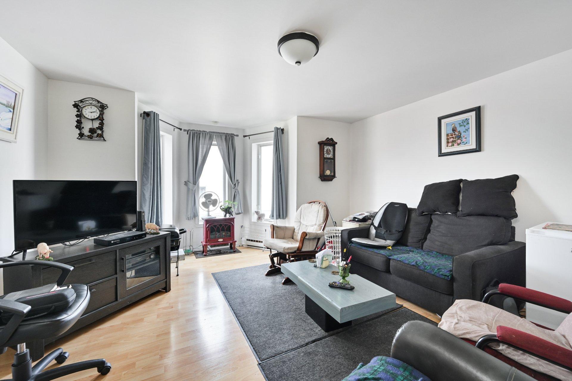 









838


Rue St-Charles

,
Marieville,







QC
J3M1N9

