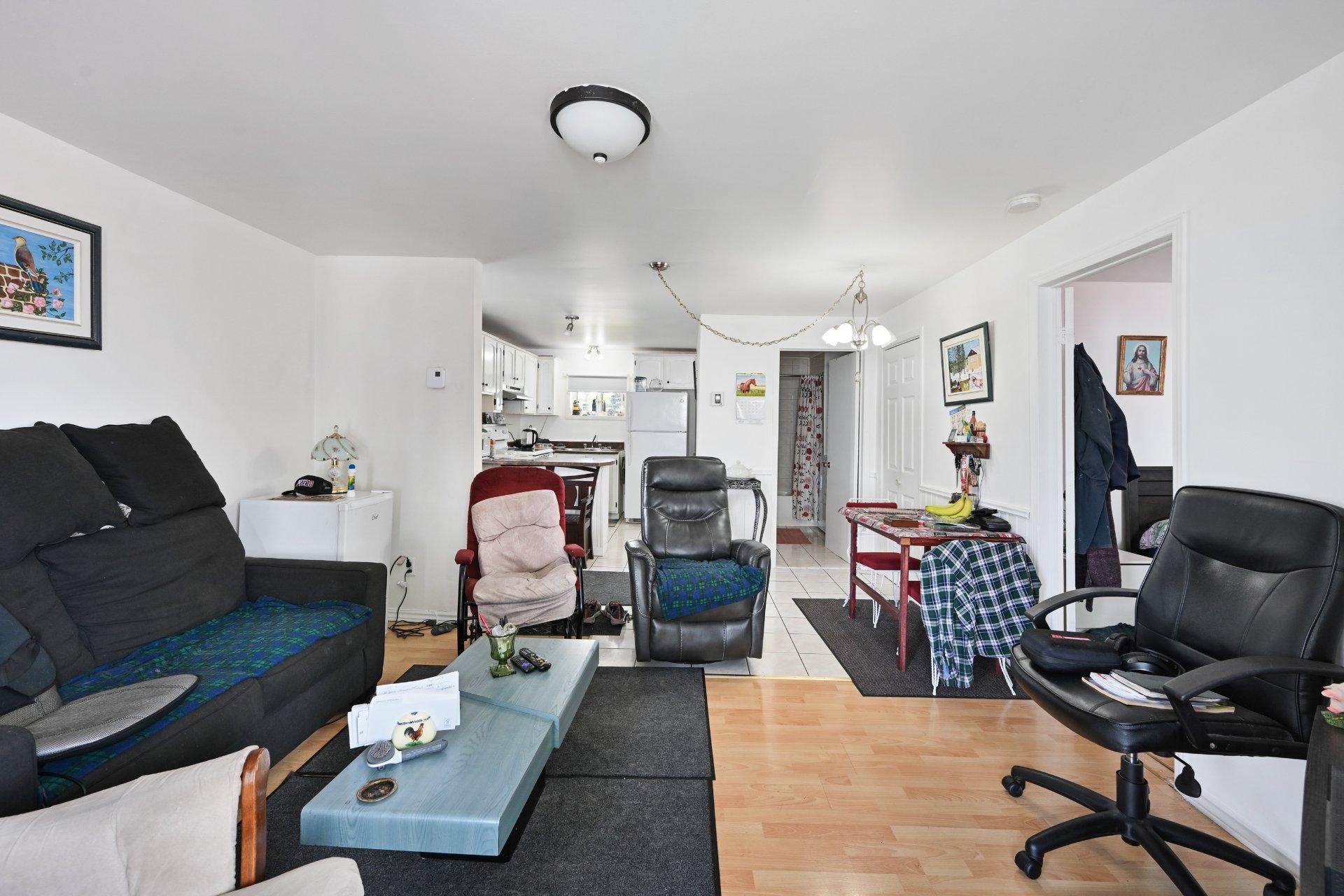 









838


Rue St-Charles

,
Marieville,







QC
J3M1N9


