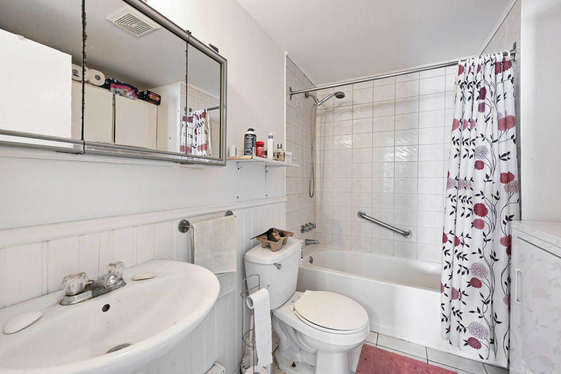 









838


Rue St-Charles

,
Marieville,







QC
J3M1N9

