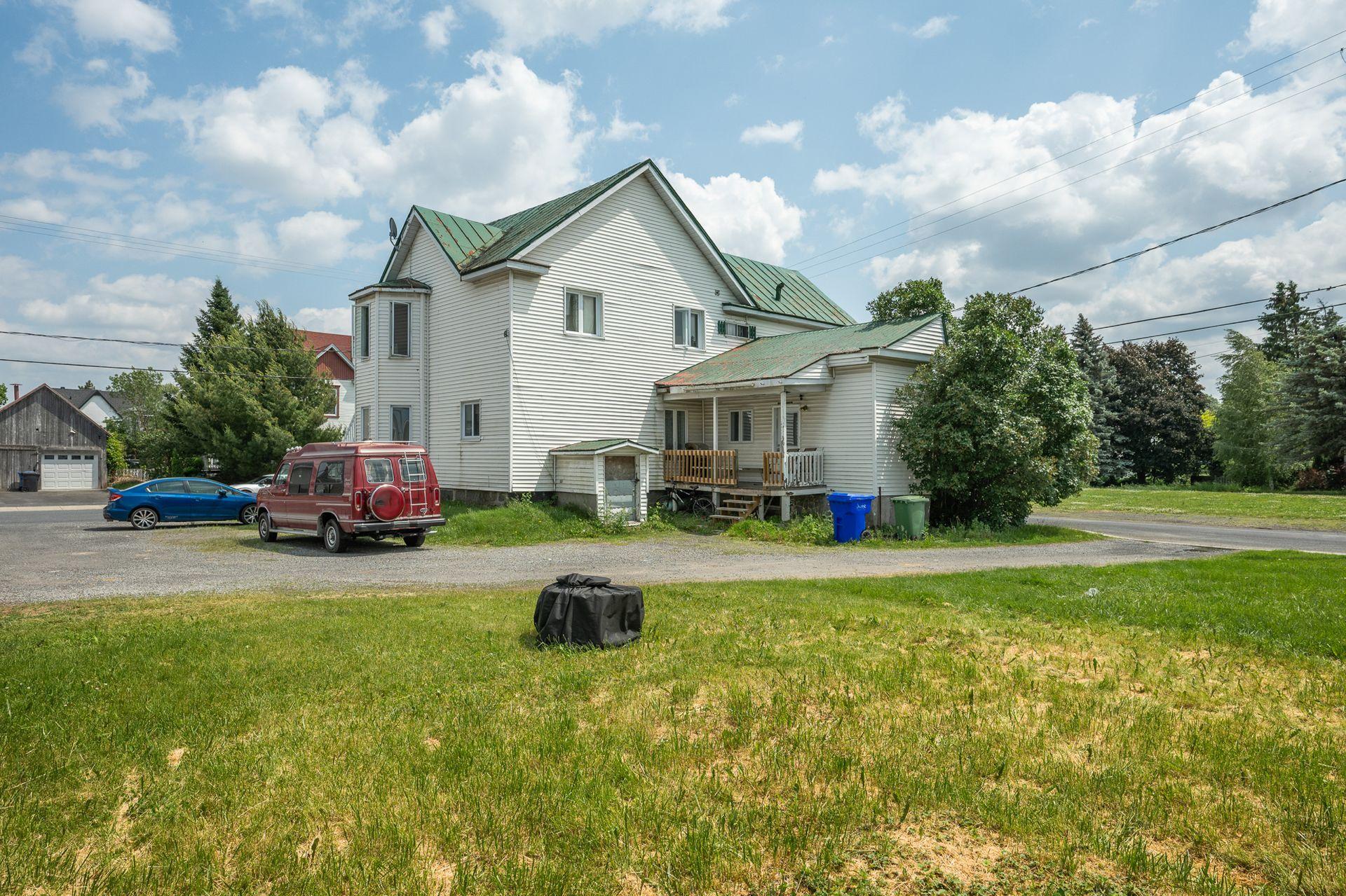 









838


Rue St-Charles

,
Marieville,







QC
J3M1N9

