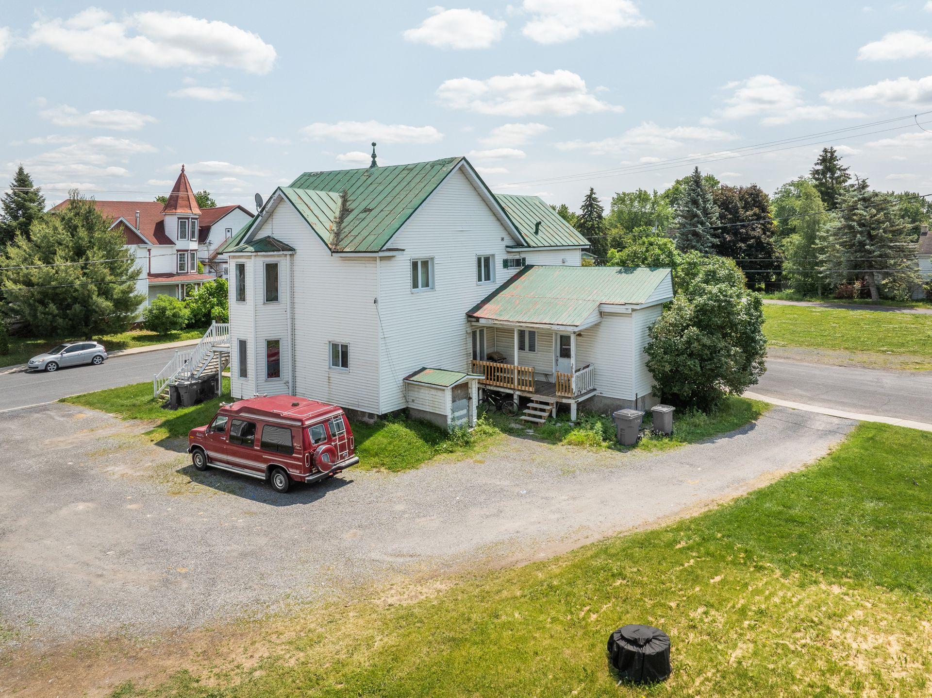 









838


Rue St-Charles

,
Marieville,







QC
J3M1N9


