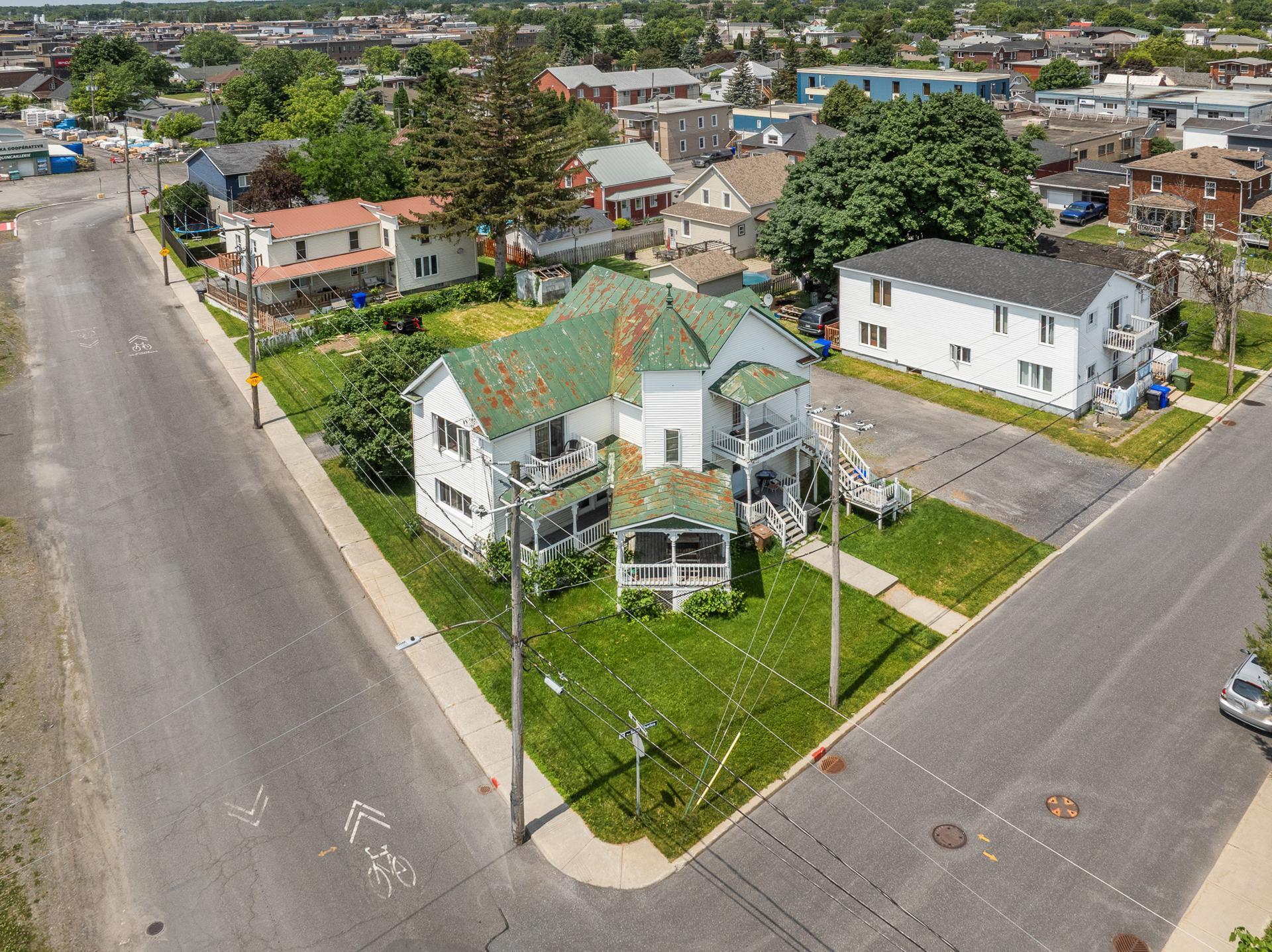 









838


Rue St-Charles

,
Marieville,







QC
J3M1N9

