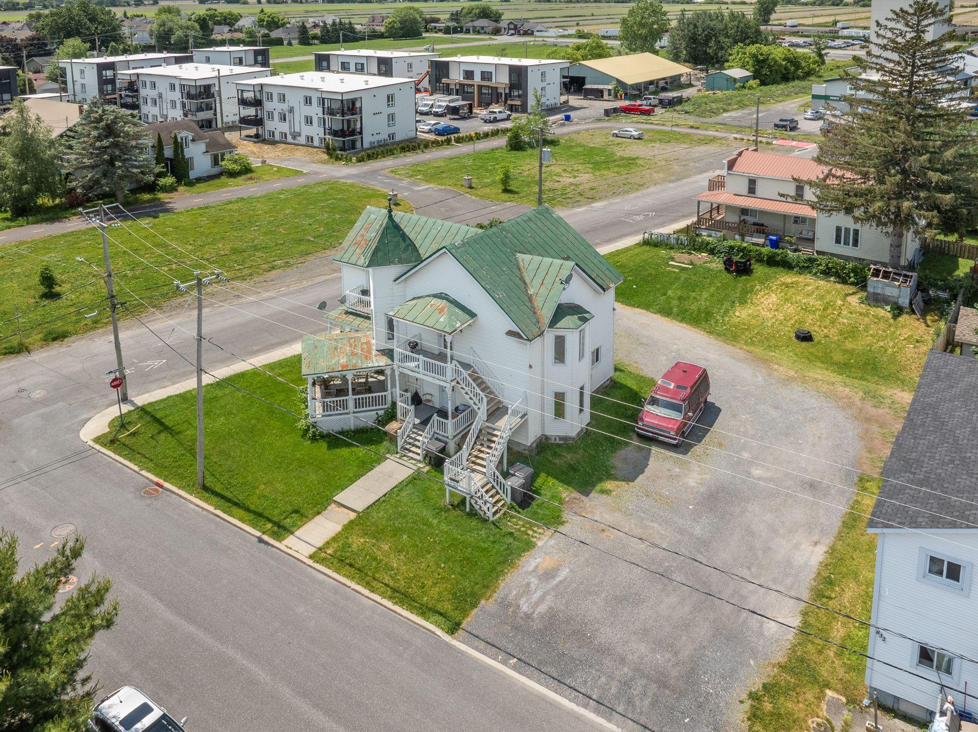 









838


Rue St-Charles

,
Marieville,







QC
J3M1N9

