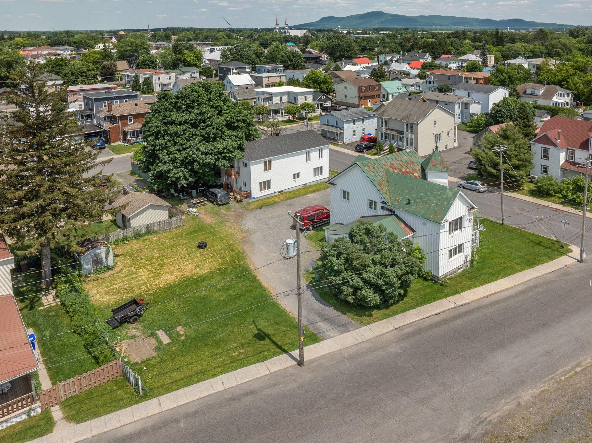 









838


Rue St-Charles

,
Marieville,







QC
J3M1N9

