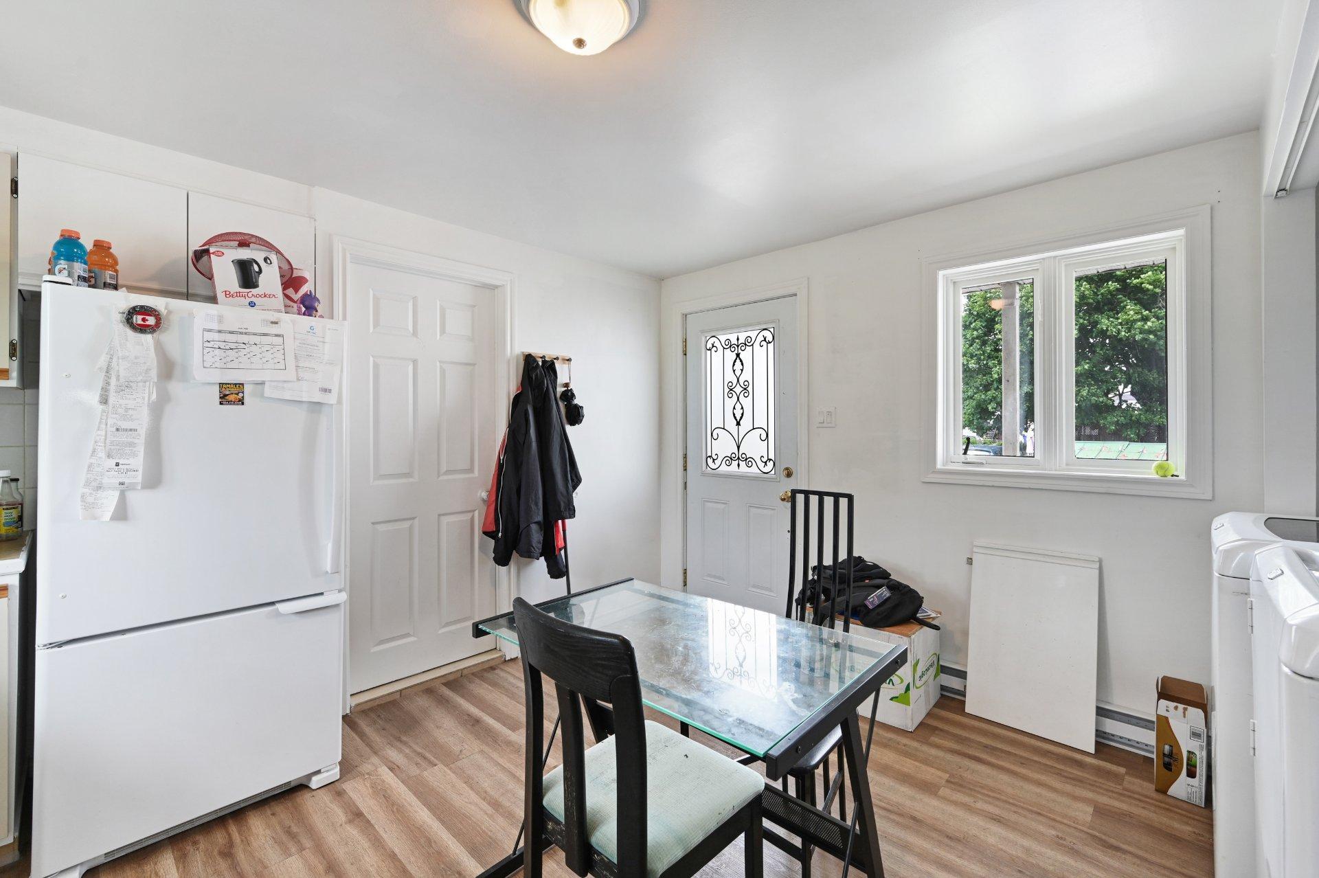 









838


Rue St-Charles

,
Marieville,







QC
J3M1N9

