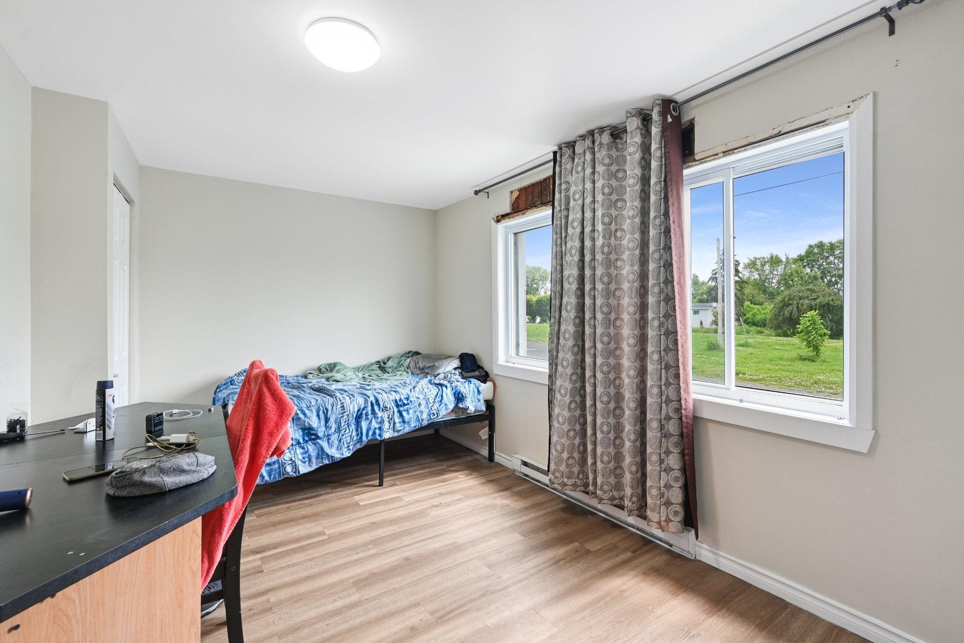 









838


Rue St-Charles

,
Marieville,







QC
J3M1N9

