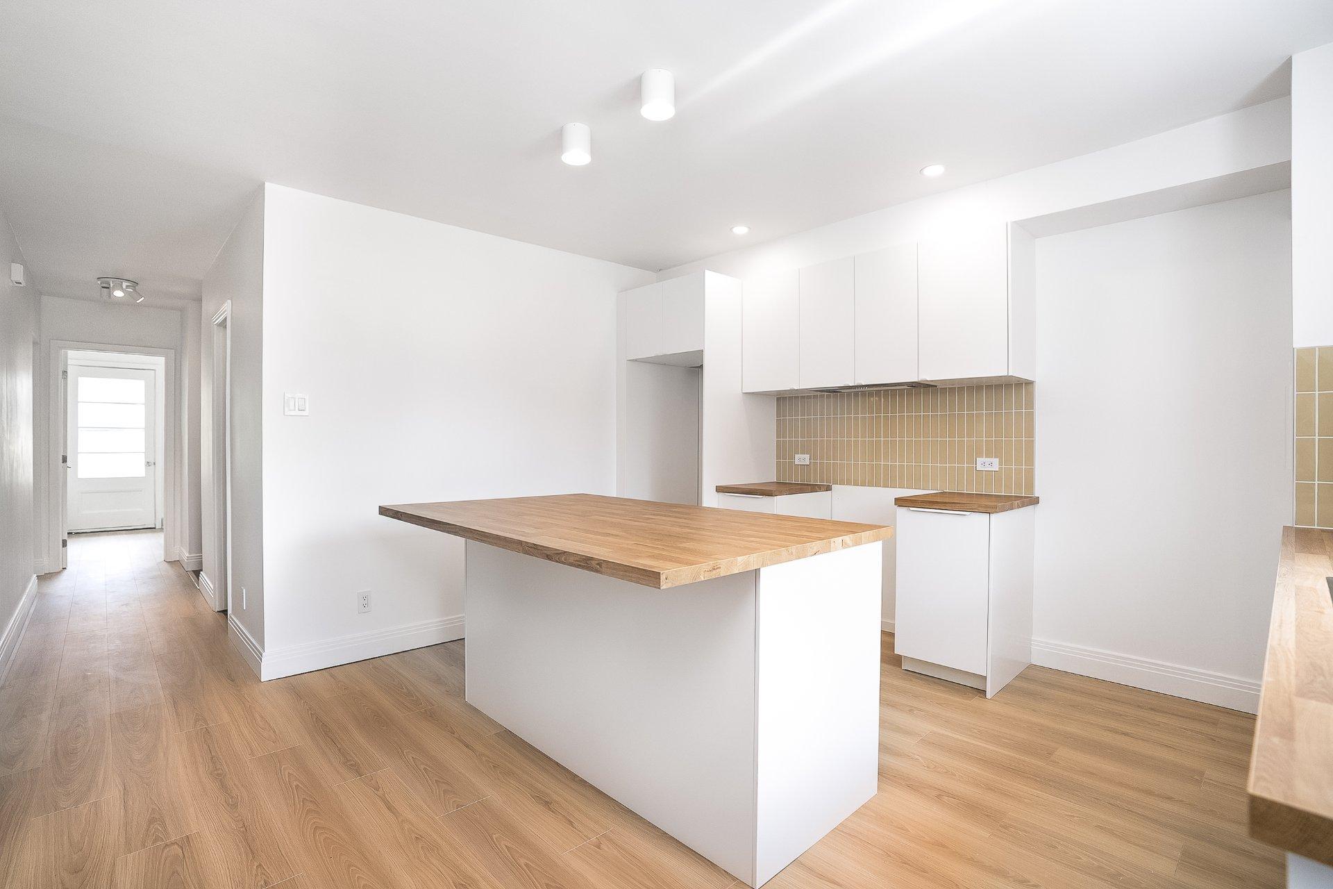 









6628


31e Avenue

,
Montréal (Rosemont/La Petite-Patrie),




QC
H1T3E4

