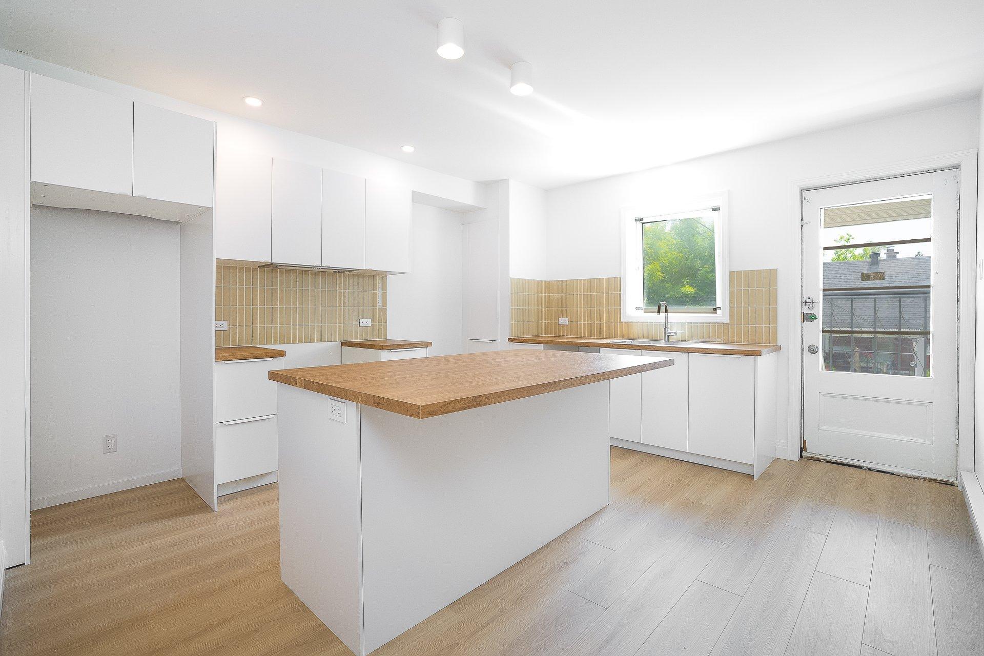 









6628


31e Avenue

,
Montréal (Rosemont/La Petite-Patrie),




QC
H1T3E4

