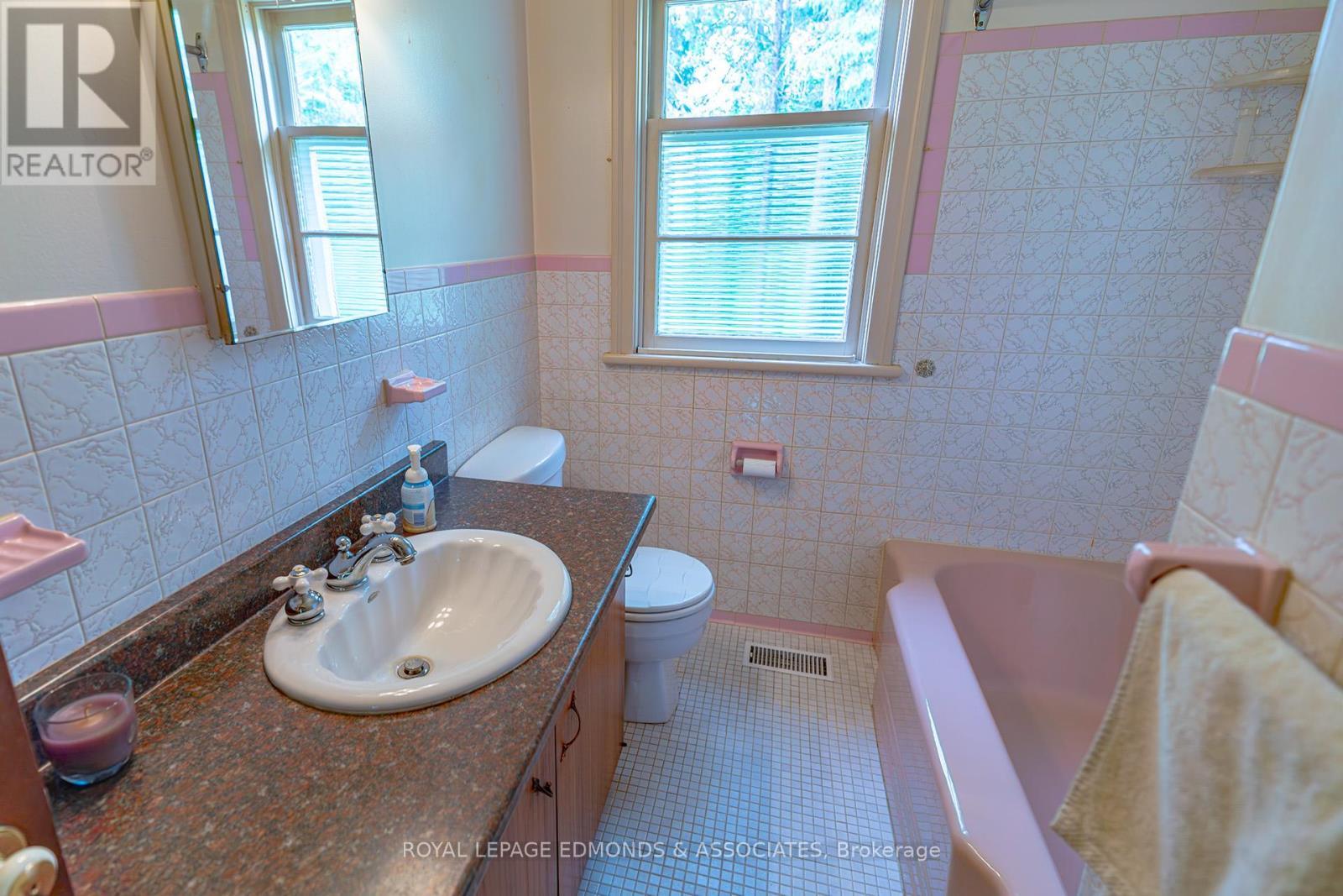 












1330 BLAKELY CRESCENT

,
Laurentian Valley,




Ontario
K8A7A1

