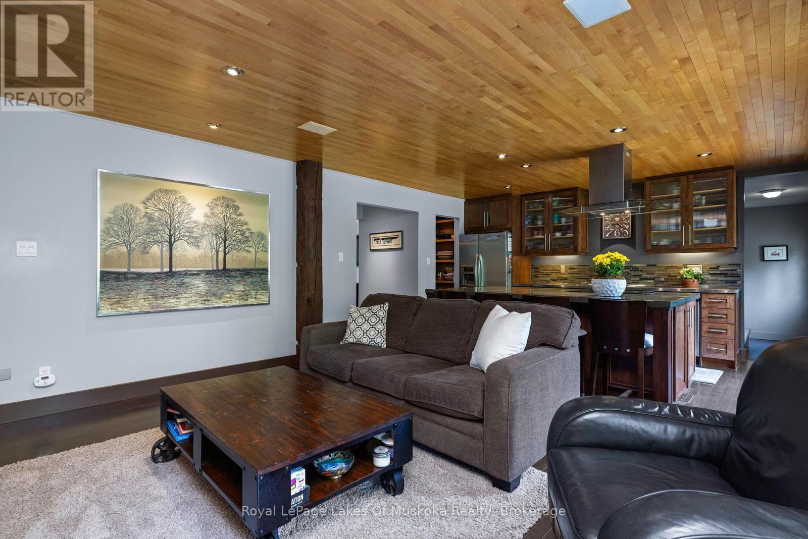 












31 CURLING ROAD

,
Bracebridge (Macaulay),




Ontario
P1L1M6

