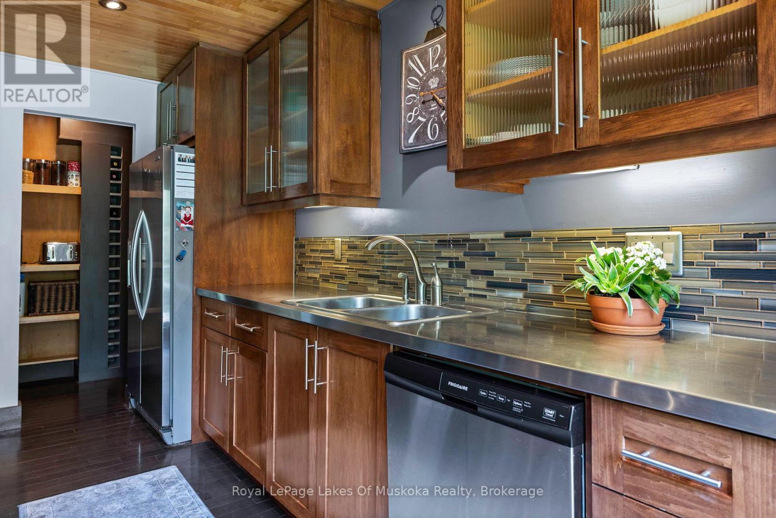 












31 CURLING ROAD

,
Bracebridge (Macaulay),




Ontario
P1L1M6


