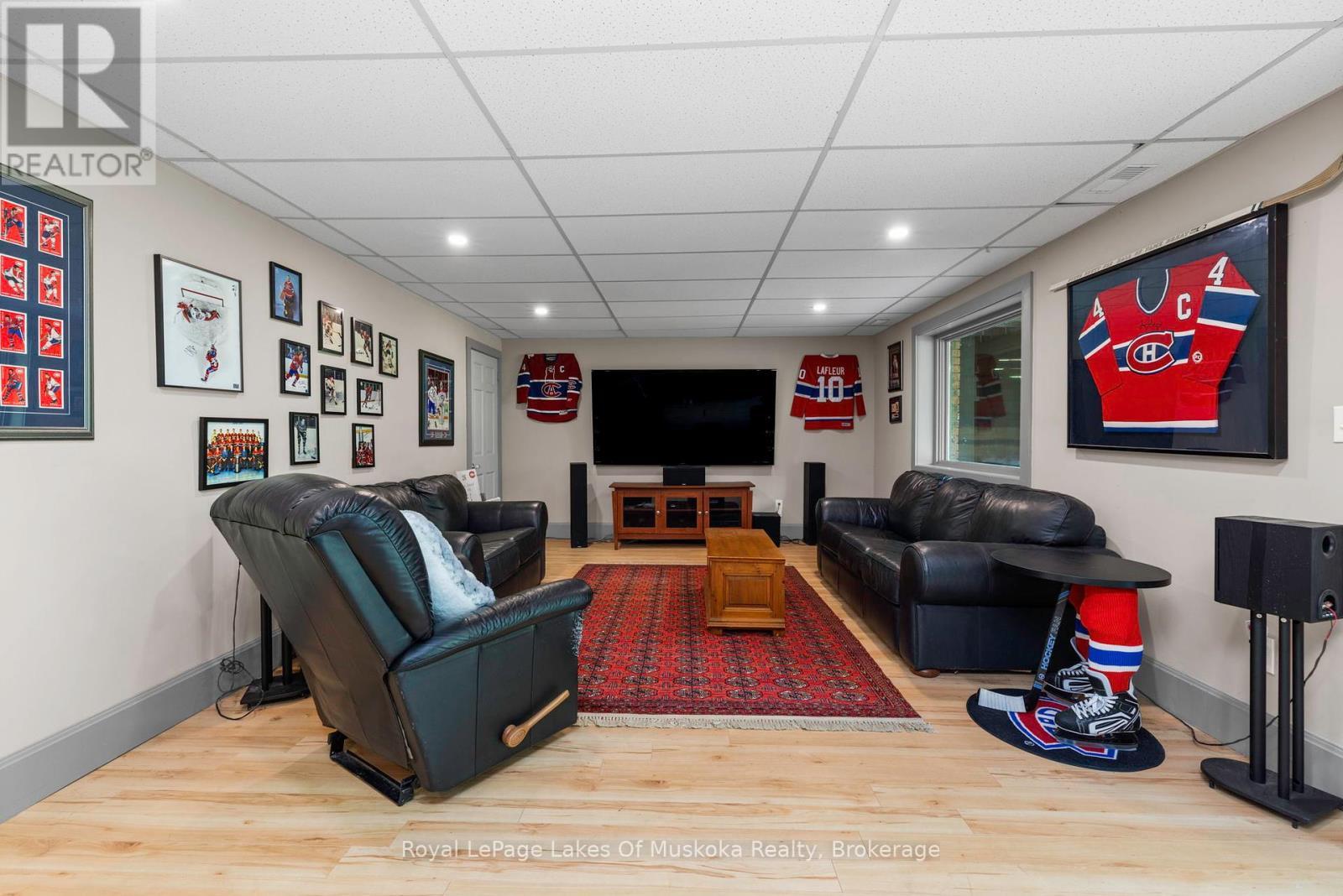 












31 CURLING ROAD

,
Bracebridge (Macaulay),




Ontario
P1L1M6

