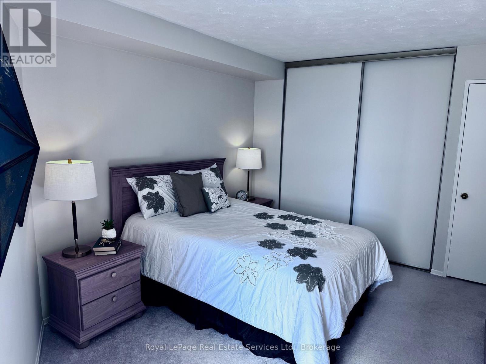 












1704 - 260 QUEENS QUAY W

,
Toronto (Waterfront Communities),




Ontario
M5J2N3

