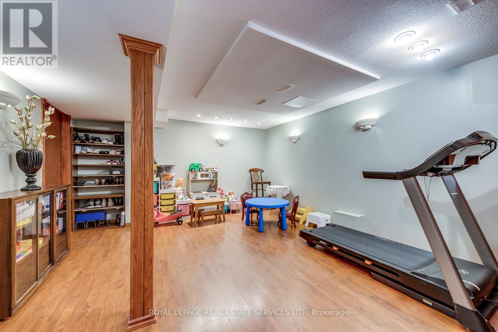 












1069 WINDSOR HILL BOULEVARD

,
Mississauga,




Ontario
L5V1P4

