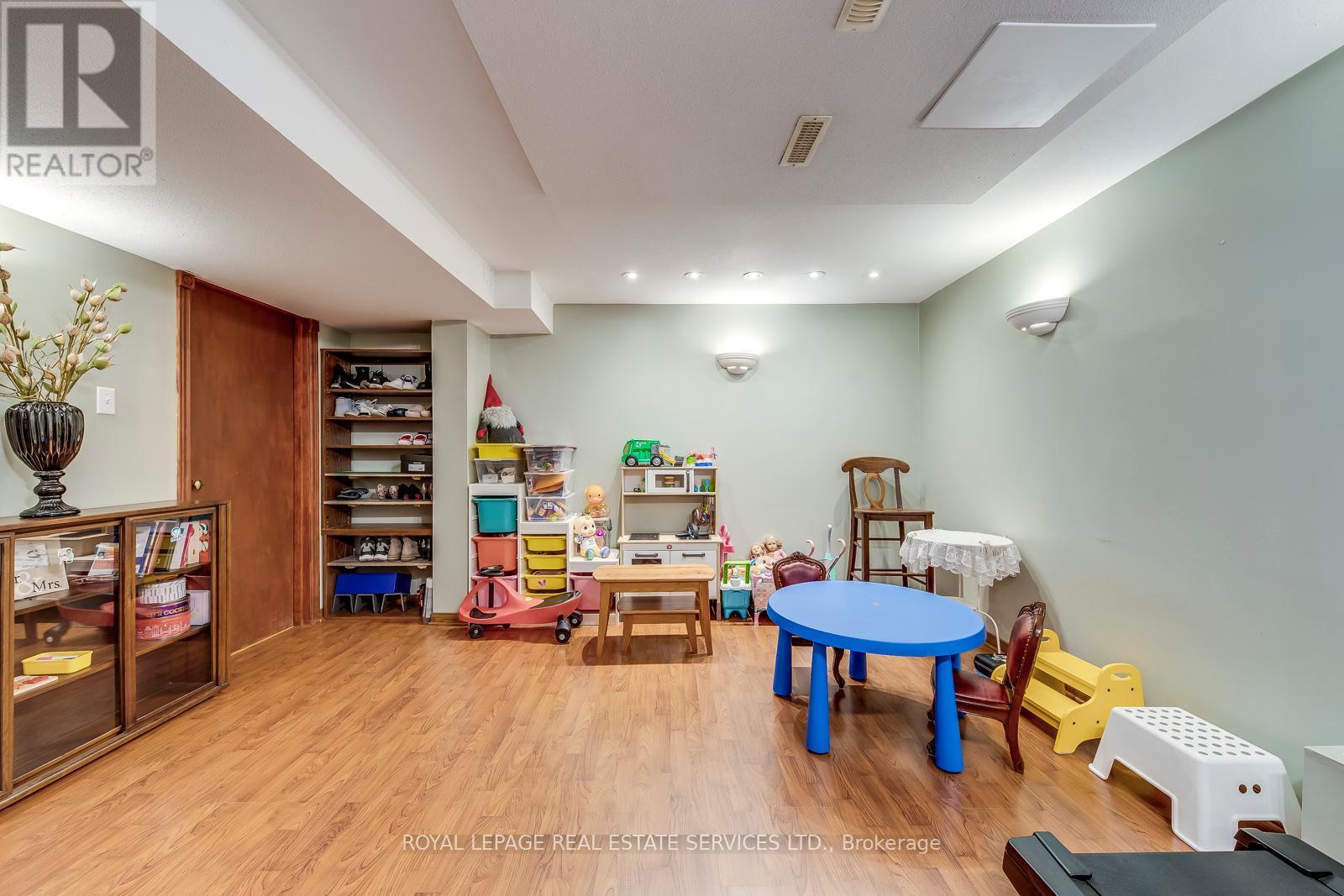 












1069 WINDSOR HILL BOULEVARD

,
Mississauga,




Ontario
L5V1P4

