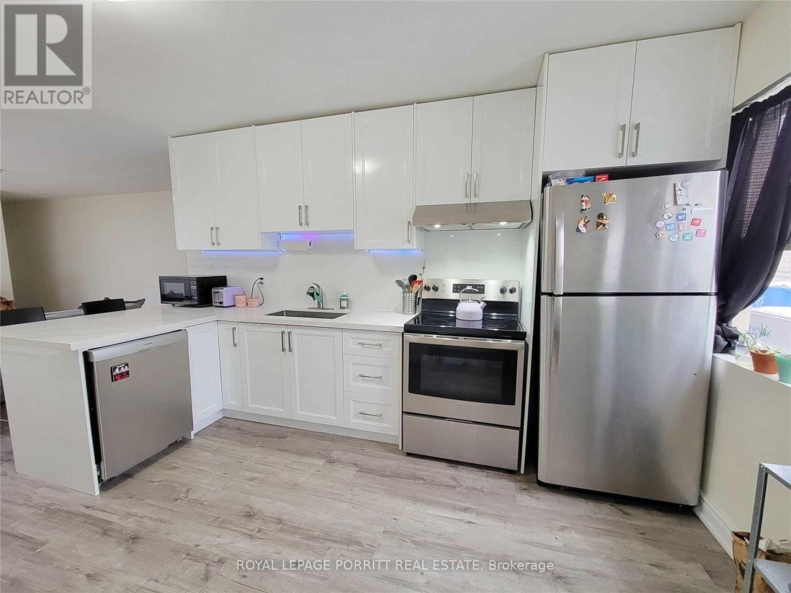 












2 - 3523 LAKE SHORE BOULEVARD W

,
Toronto,




Ontario
M8W1N5

