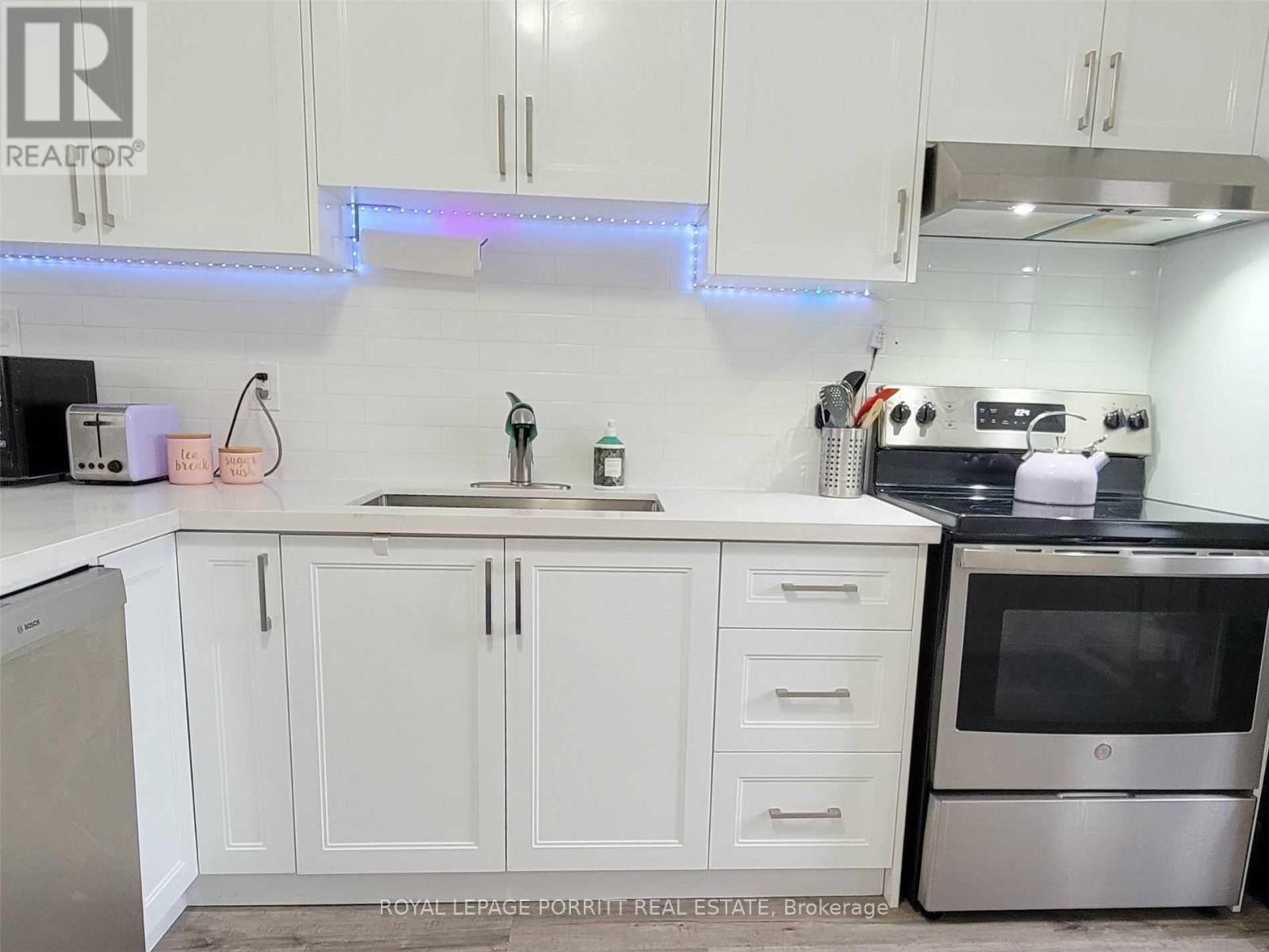 












2 - 3523 LAKE SHORE BOULEVARD W

,
Toronto,




Ontario
M8W1N5

