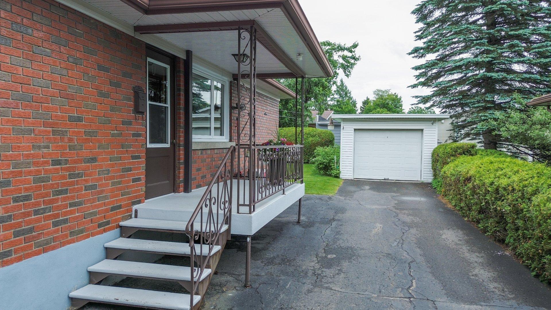 









970


Rue St-Luc

,
Magog,




QC
J1X2X6

