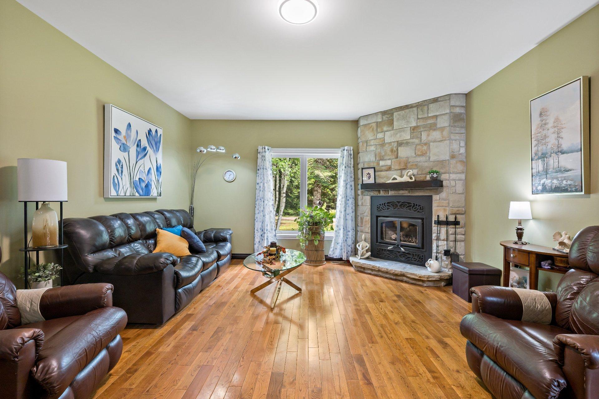 









545


Rue Émond

,
Mont-Tremblant,




QC
J8E2M4

