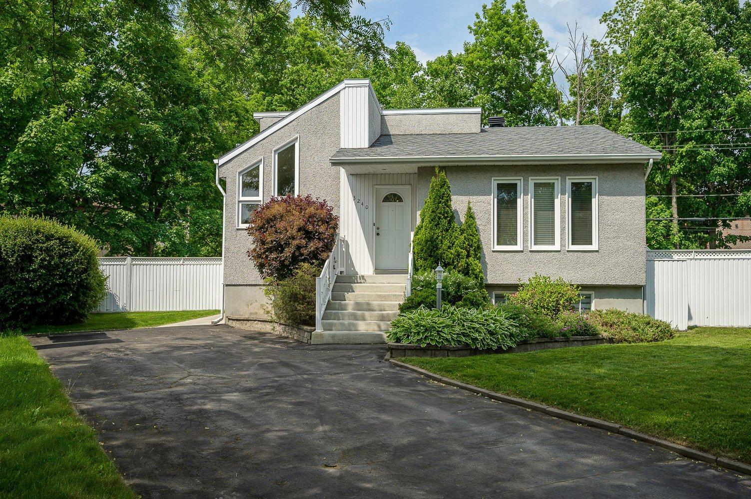 









3240


Rue Bolduc

,
Boisbriand,




QC
J7H1G7

