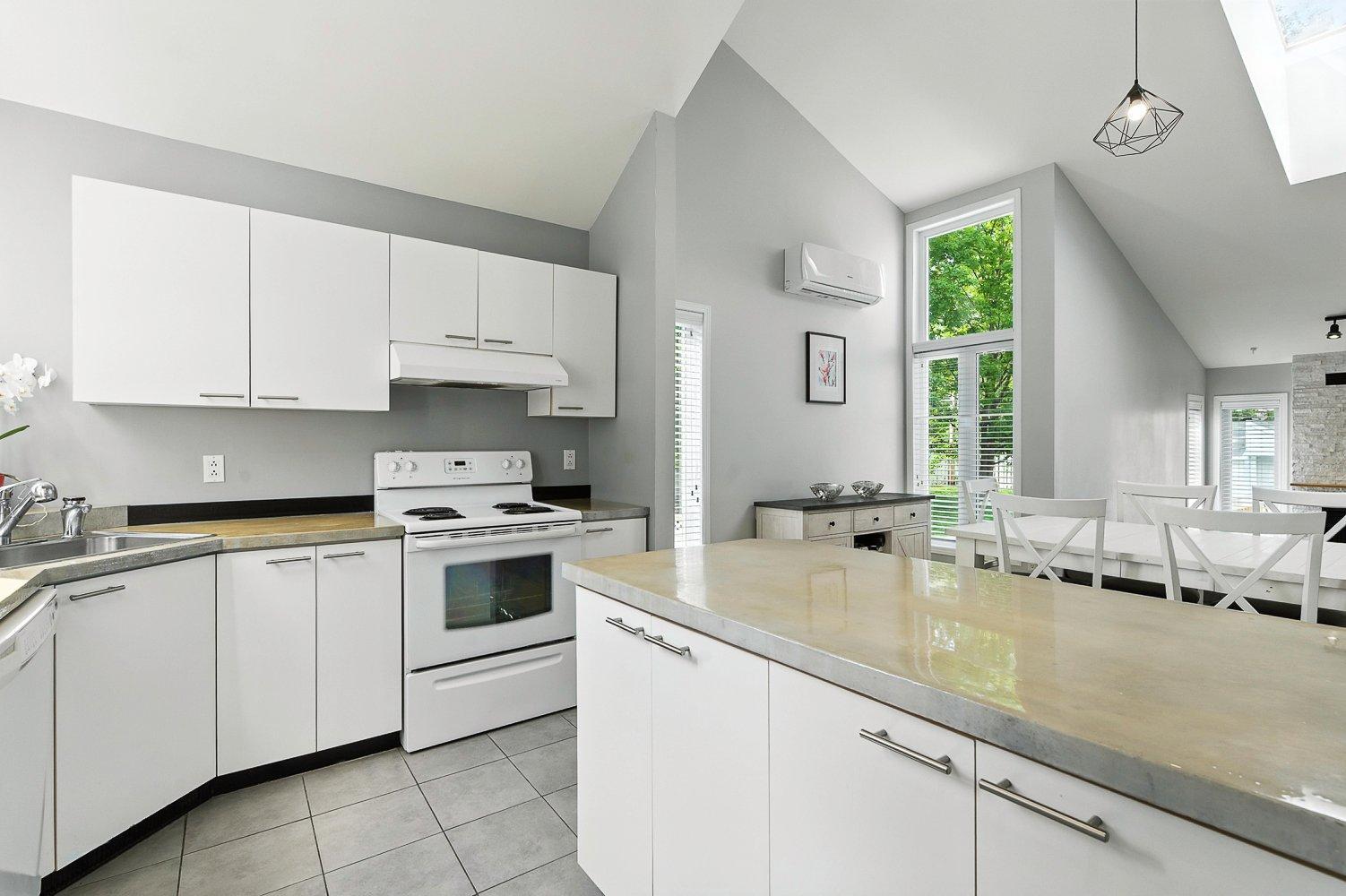 









3240


Rue Bolduc

,
Boisbriand,




QC
J7H1G7

