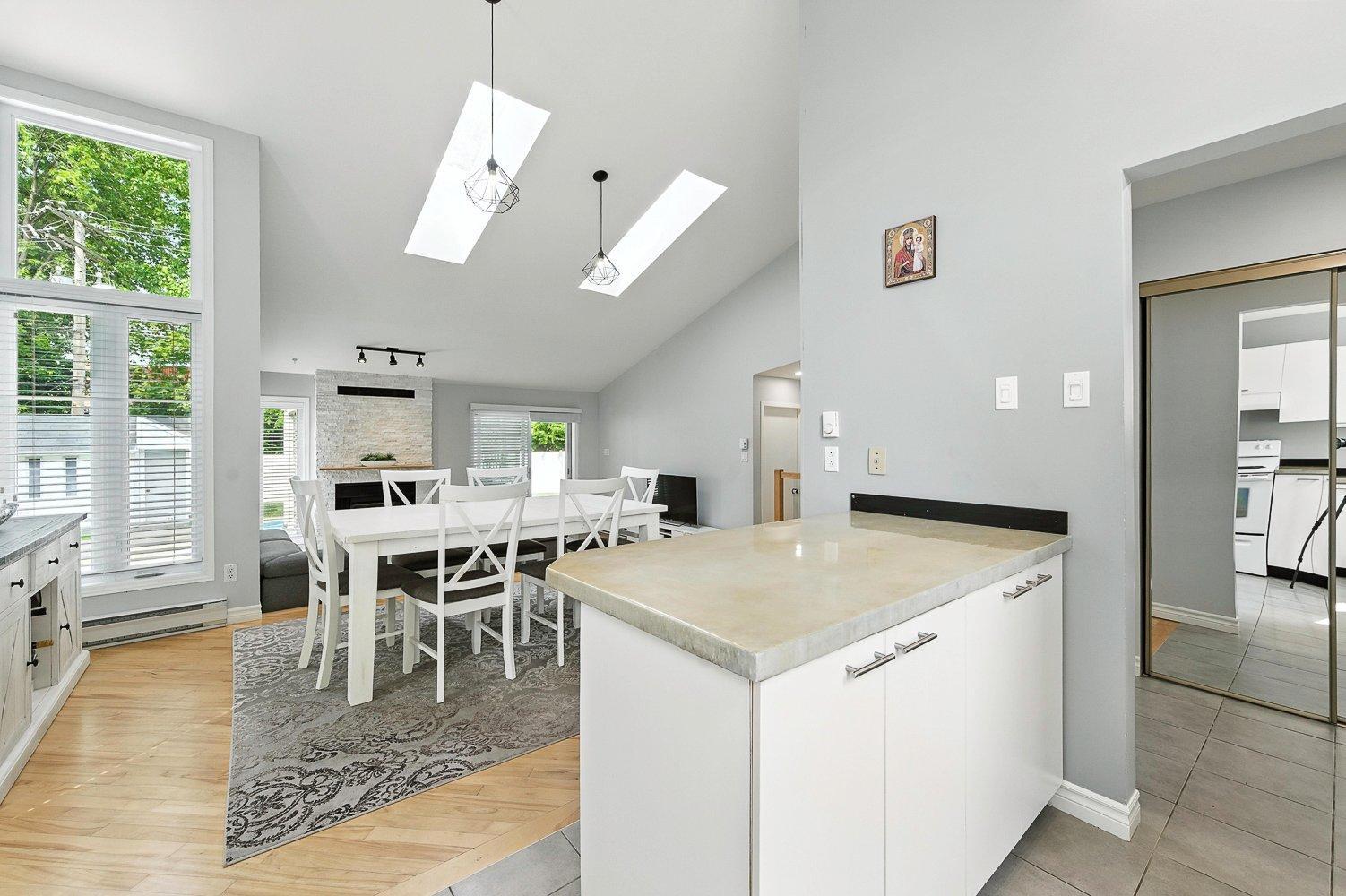 









3240


Rue Bolduc

,
Boisbriand,




QC
J7H1G7

