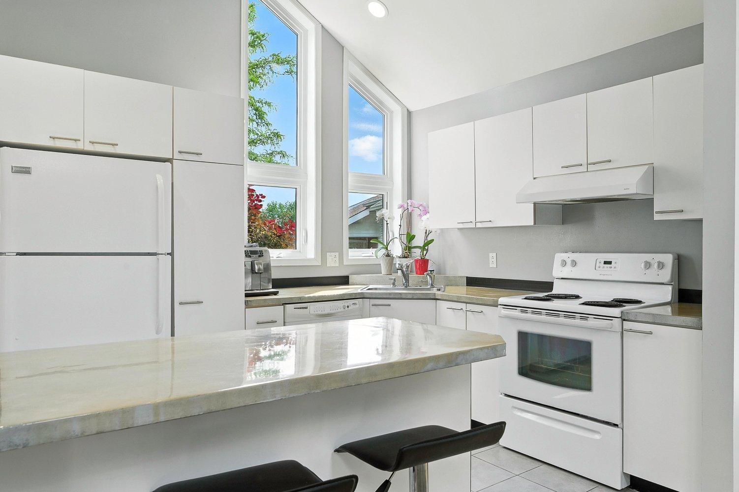









3240


Rue Bolduc

,
Boisbriand,




QC
J7H1G7

