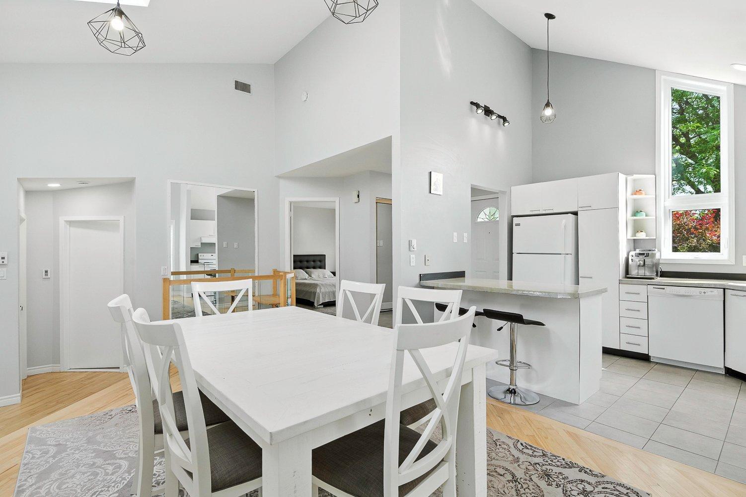 









3240


Rue Bolduc

,
Boisbriand,




QC
J7H1G7

