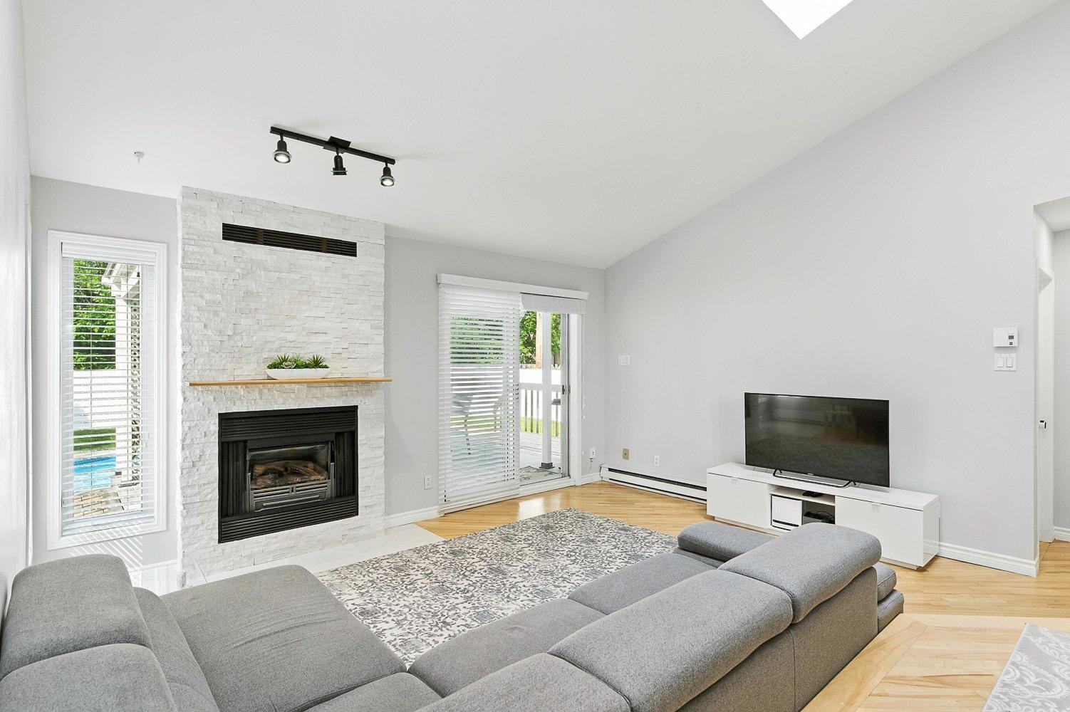 









3240


Rue Bolduc

,
Boisbriand,




QC
J7H1G7

