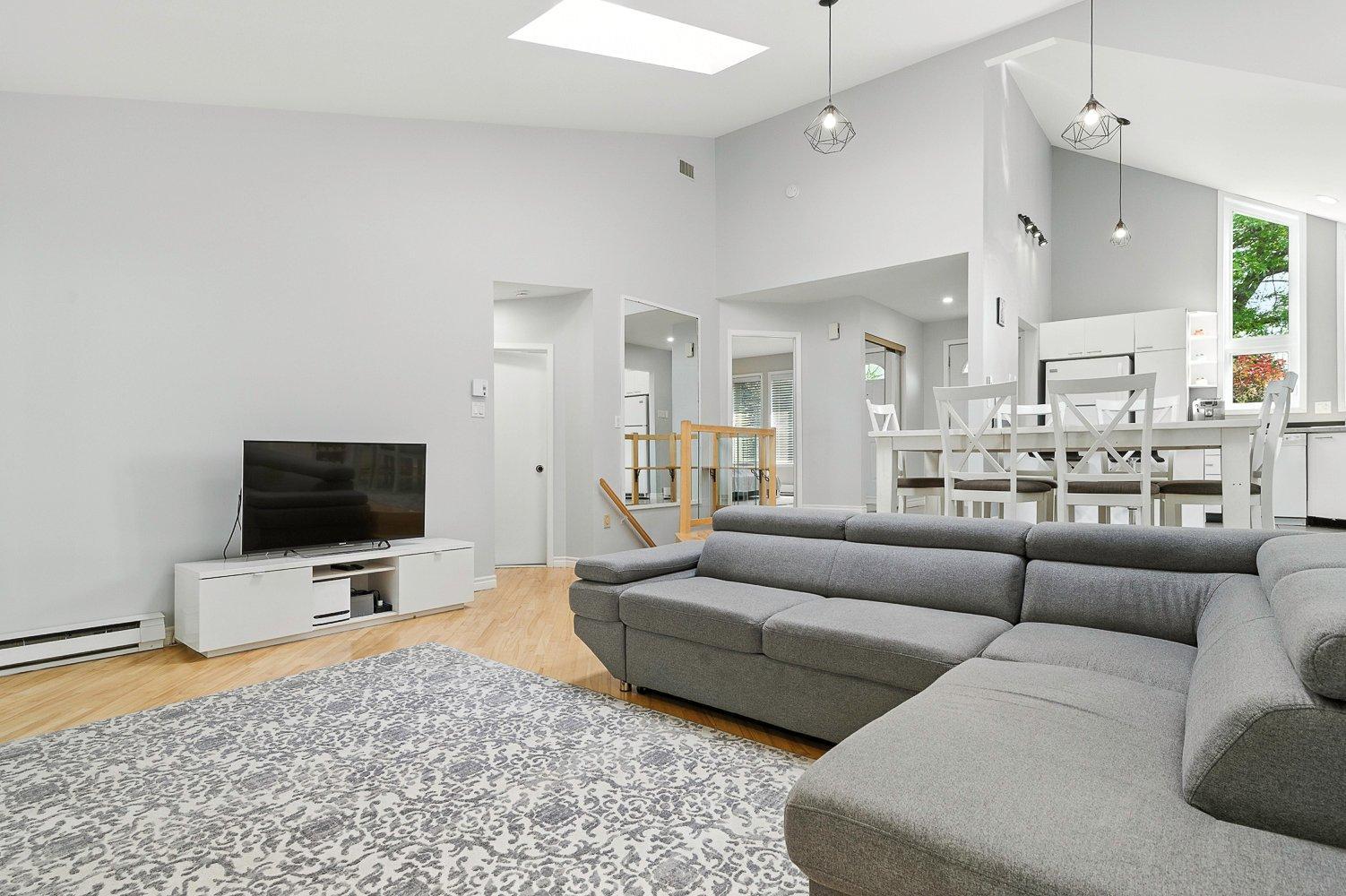 









3240


Rue Bolduc

,
Boisbriand,




QC
J7H1G7

