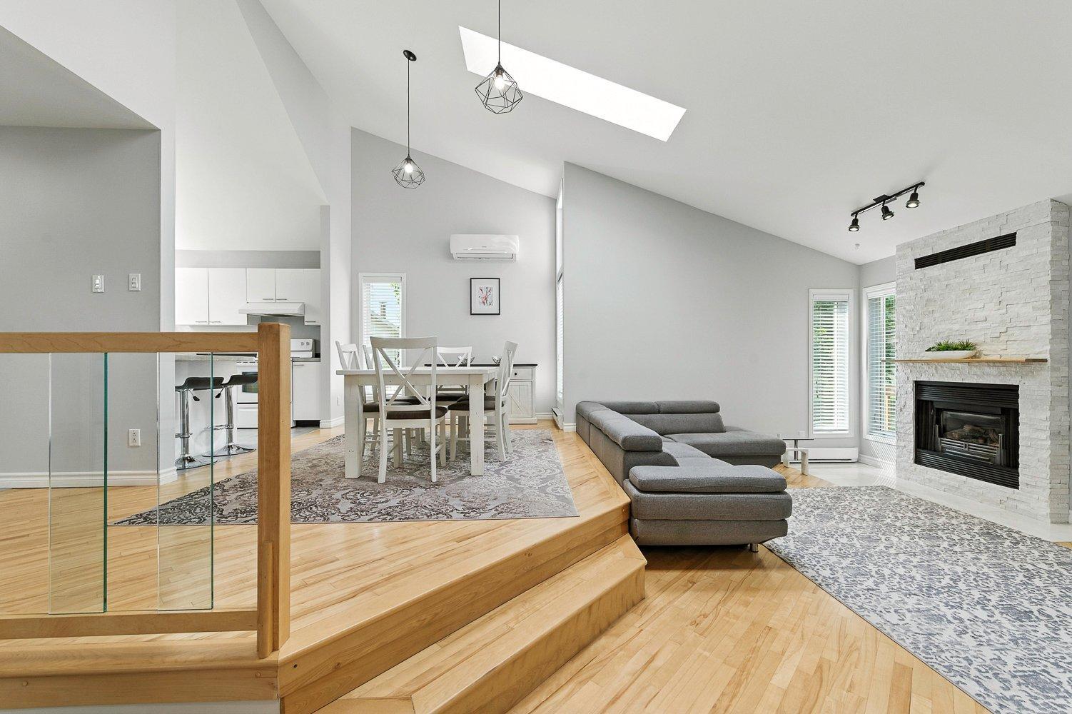 









3240


Rue Bolduc

,
Boisbriand,




QC
J7H1G7

