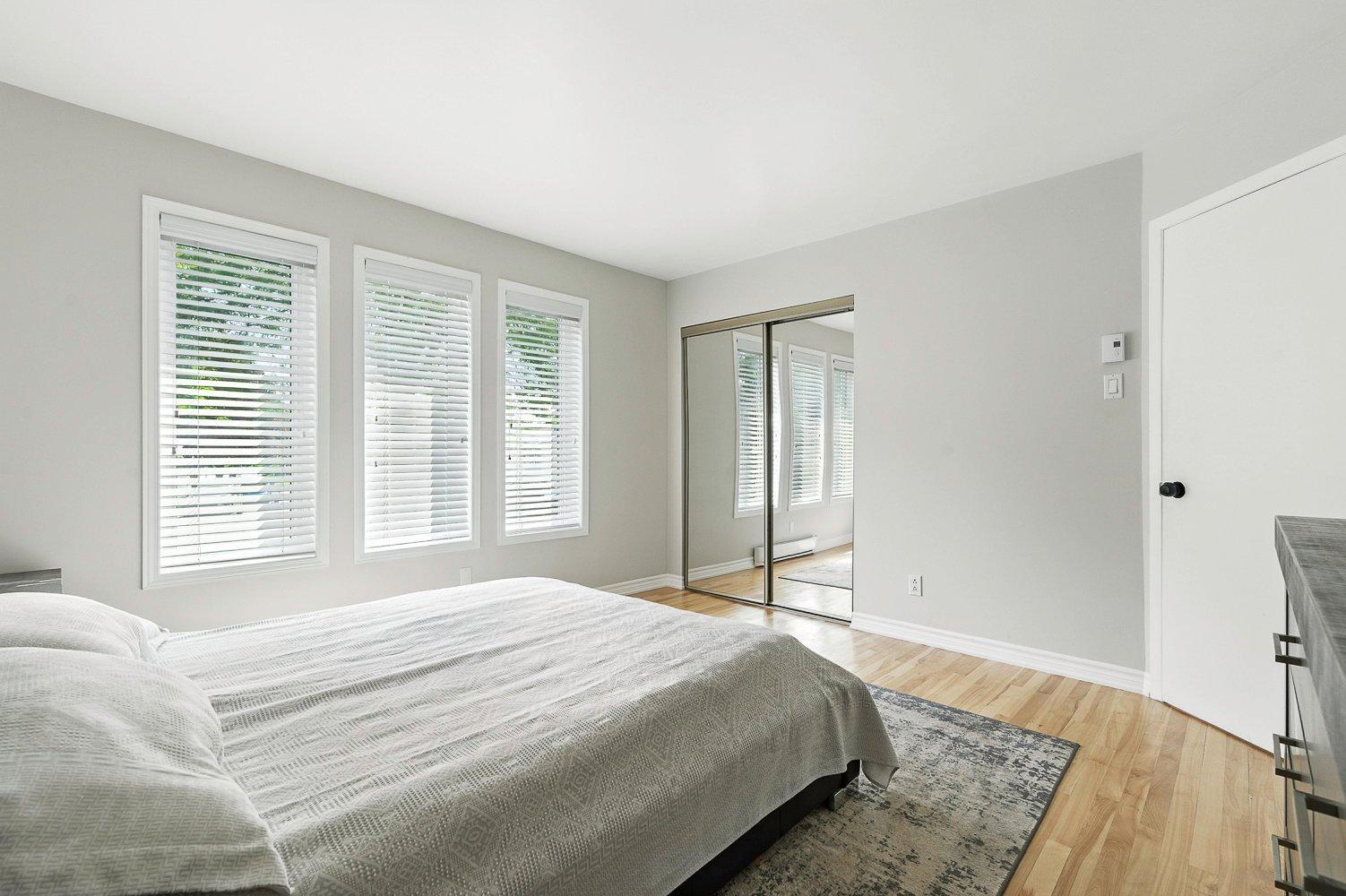 









3240


Rue Bolduc

,
Boisbriand,




QC
J7H1G7

