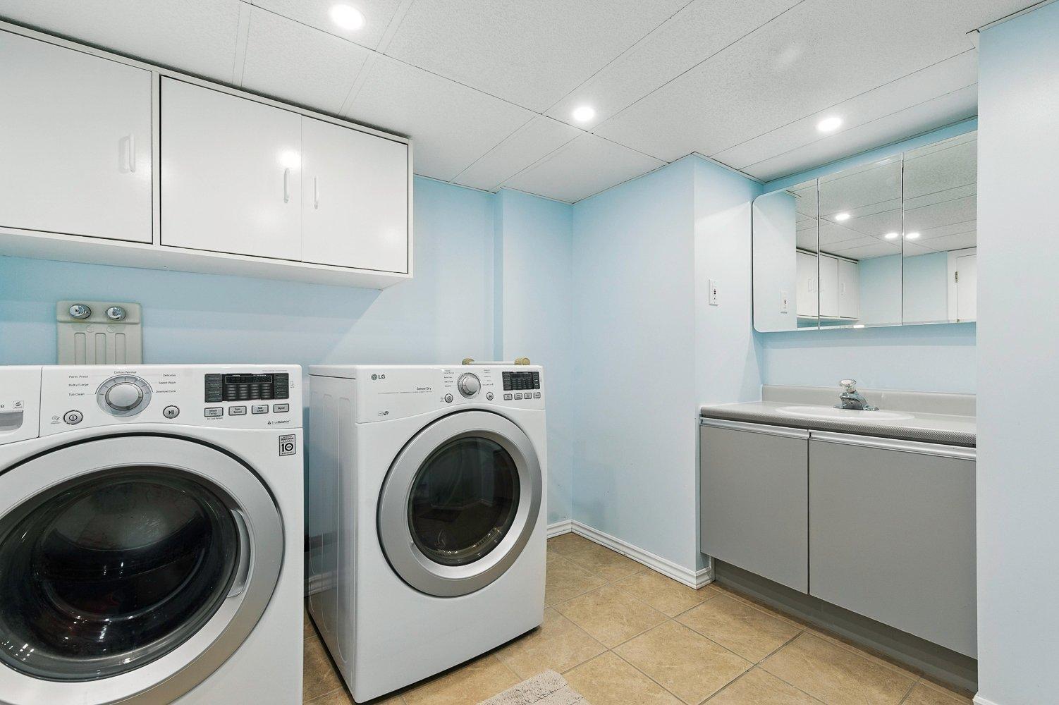 









3240


Rue Bolduc

,
Boisbriand,




QC
J7H1G7

