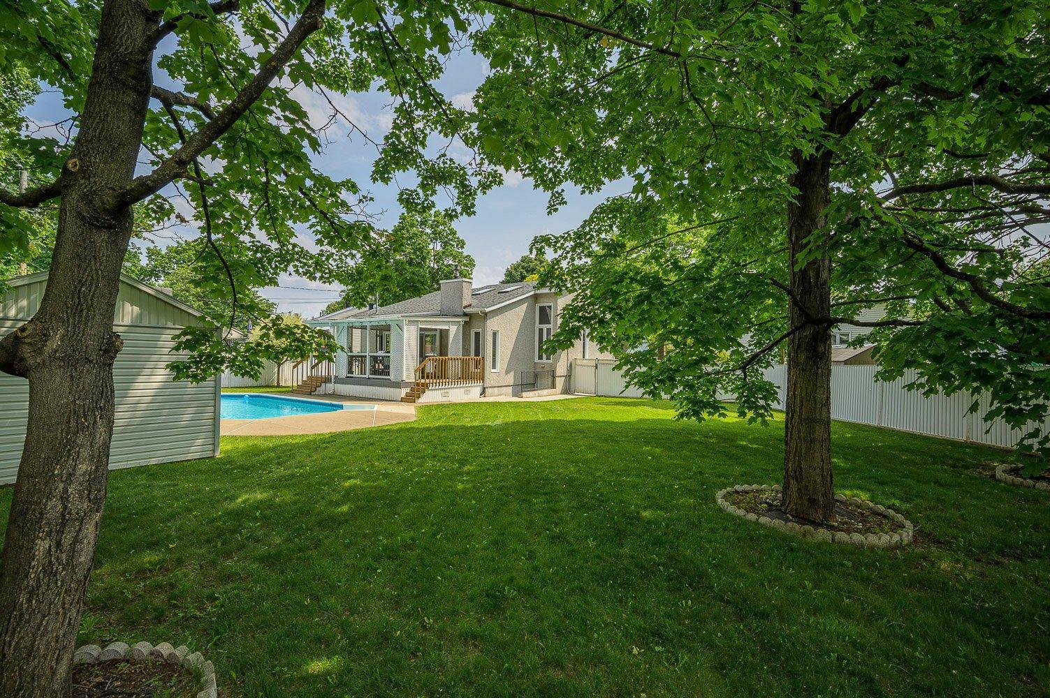 









3240


Rue Bolduc

,
Boisbriand,




QC
J7H1G7

