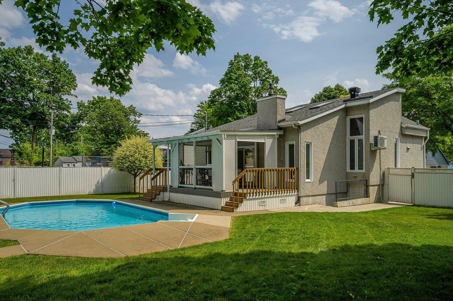 









3240


Rue Bolduc

,
Boisbriand,




QC
J7H1G7

