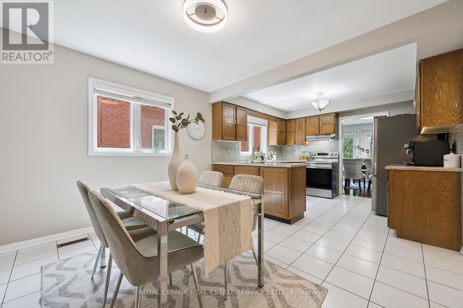 












1448 STATIONMASTER LANE

,
Oakville,




Ontario
L6M3A7

