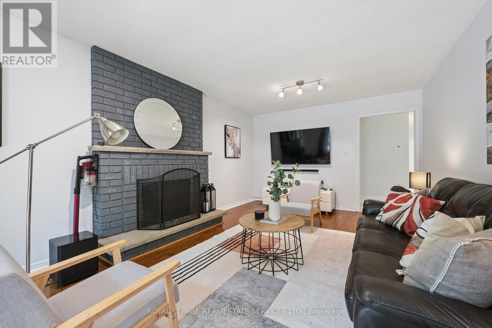 












1448 STATIONMASTER LANE

,
Oakville,




Ontario
L6M3A7

